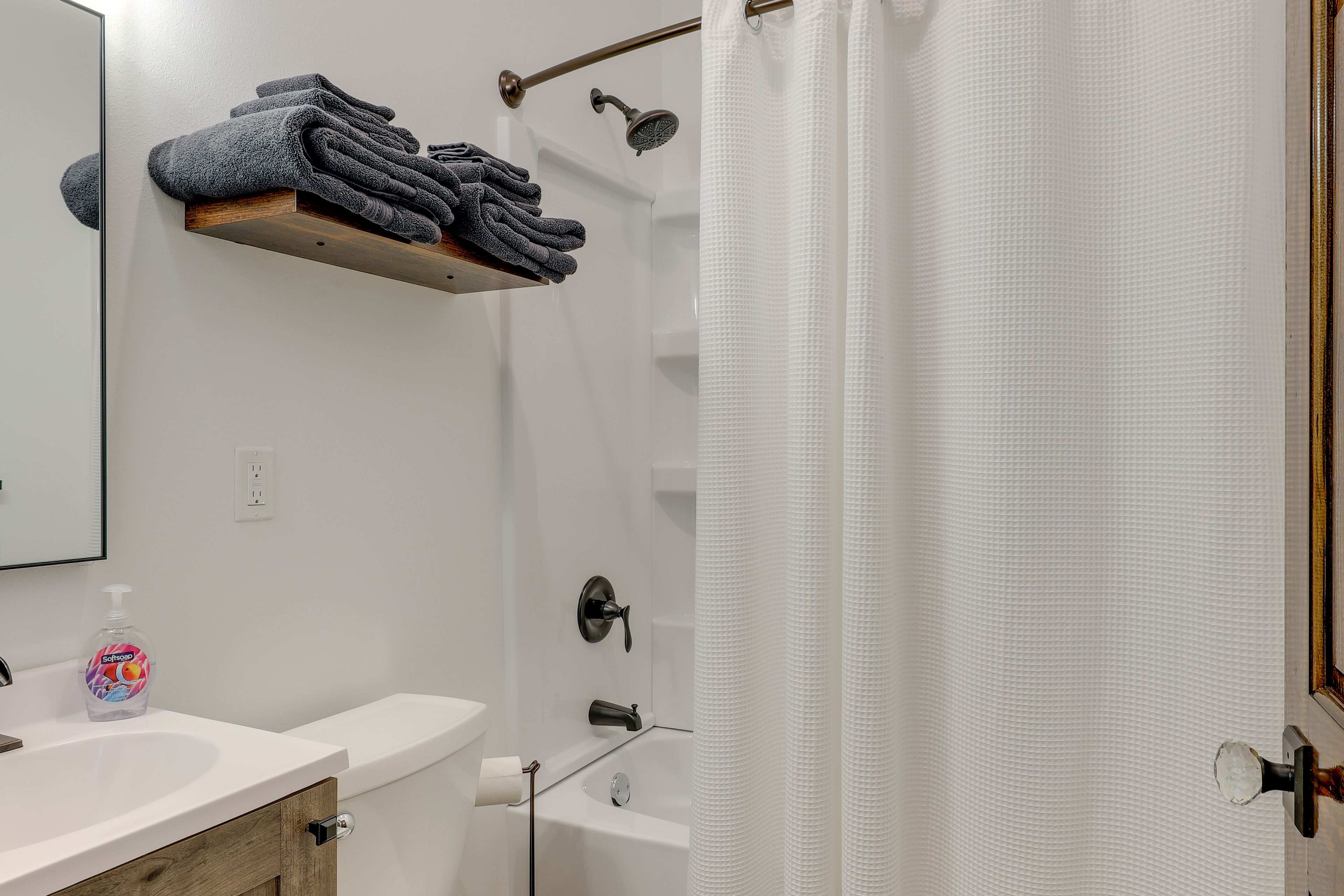 Full Bathroom | 2nd Floor | Shower/Tub Combo