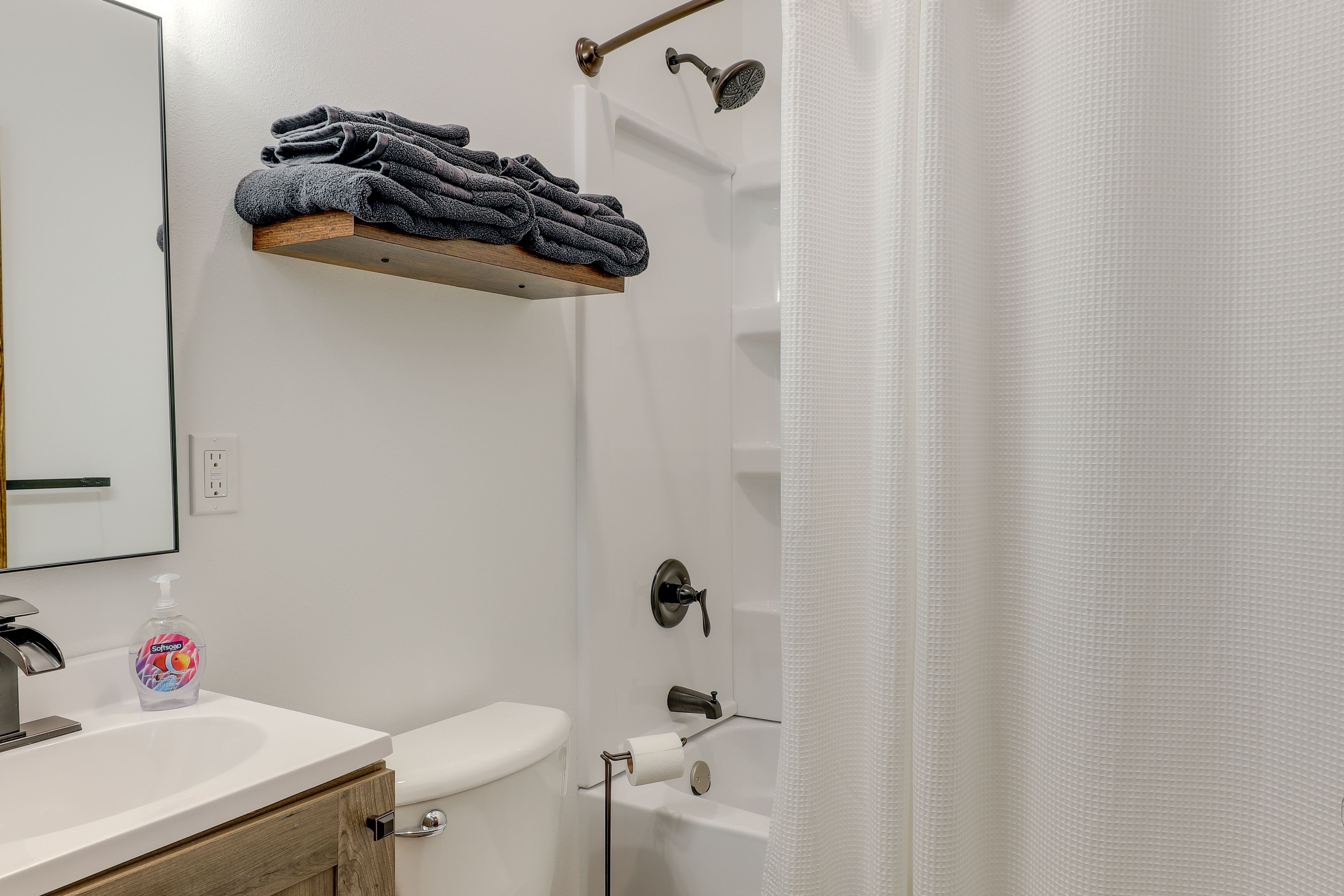 Full Bathroom | 2nd Floor | Shower/Tub Combo