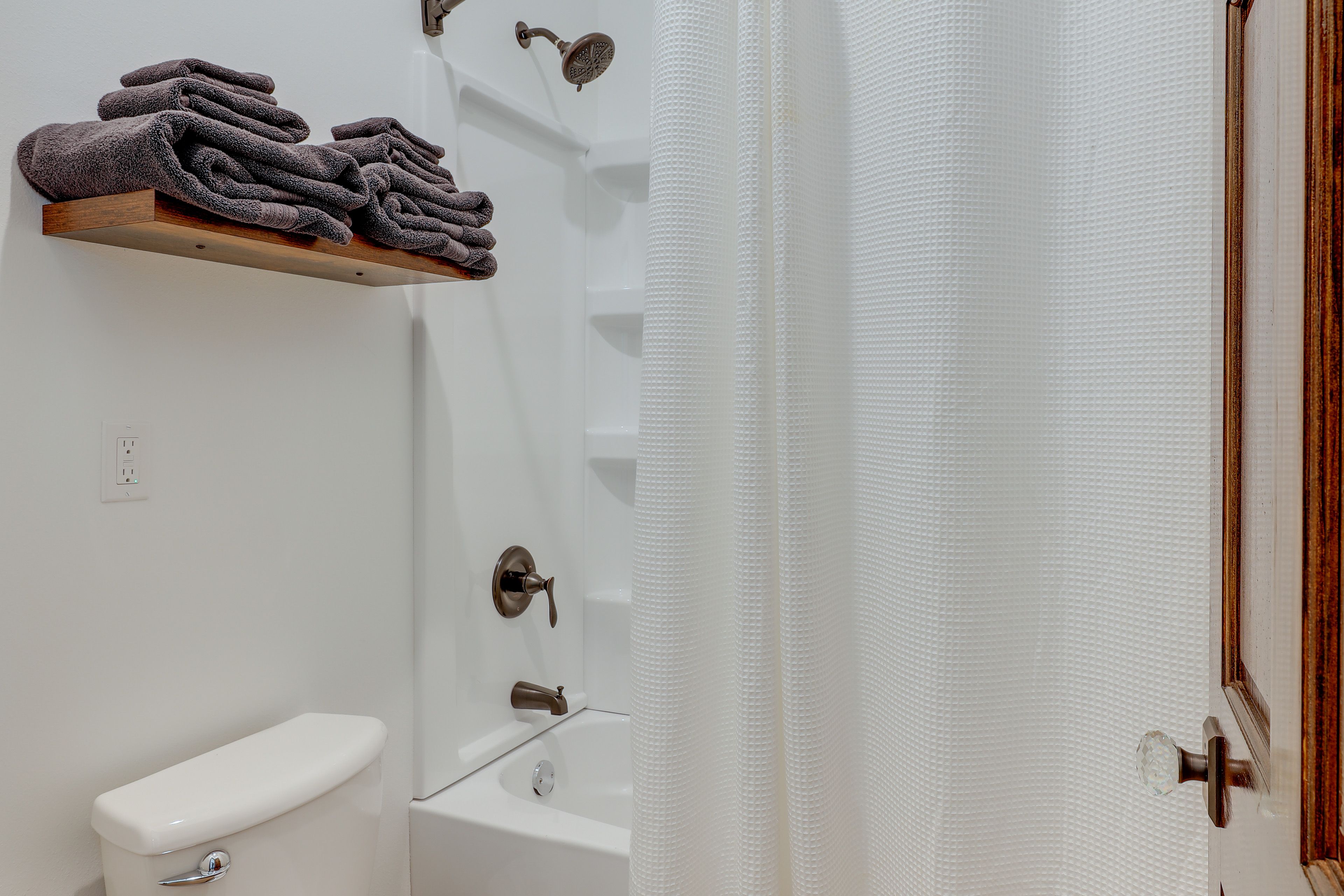 Full Bathroom | 2nd Floor | Shower/Tub Combo