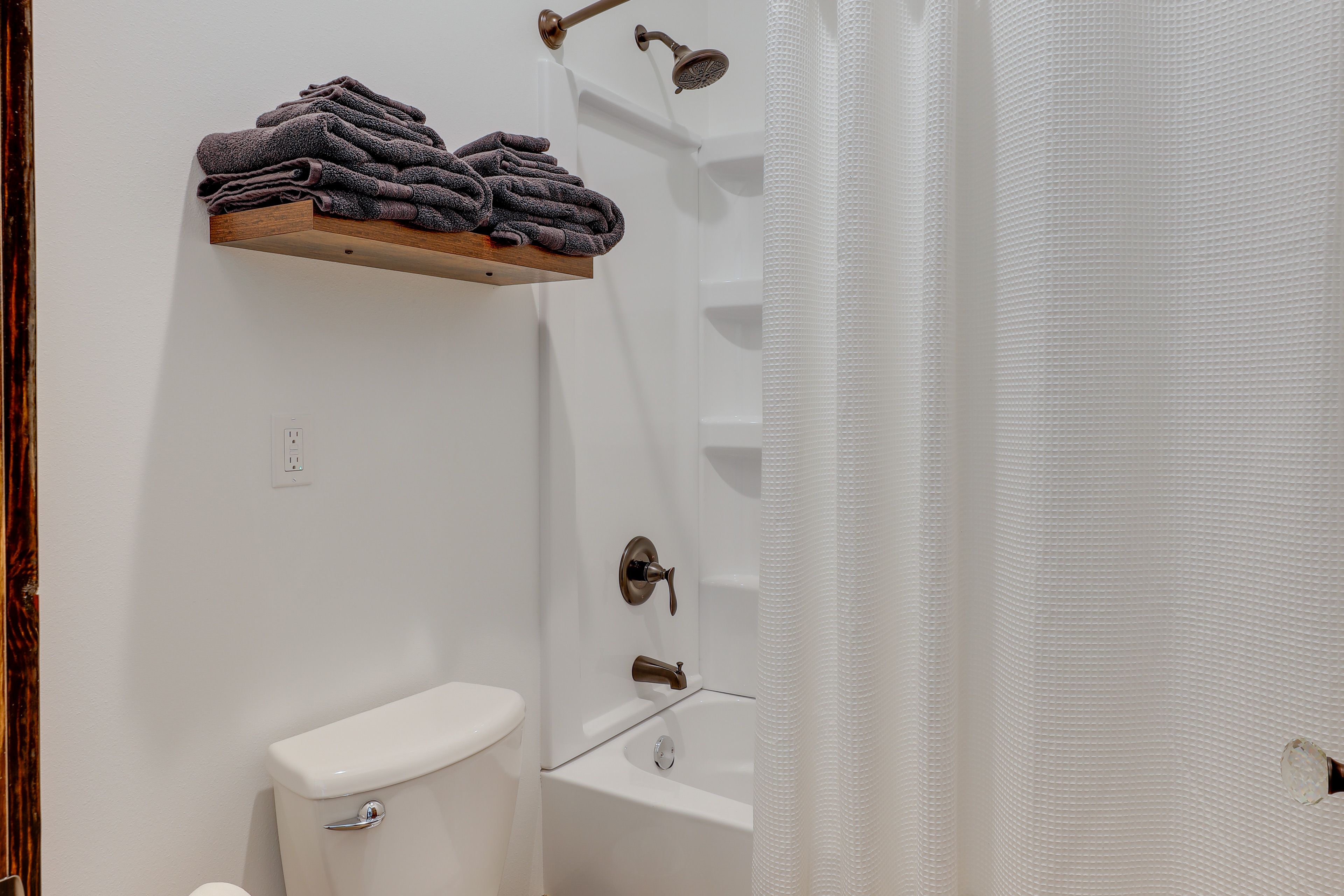 Full Bathroom | 2nd Floor | Shower/Tub Combo