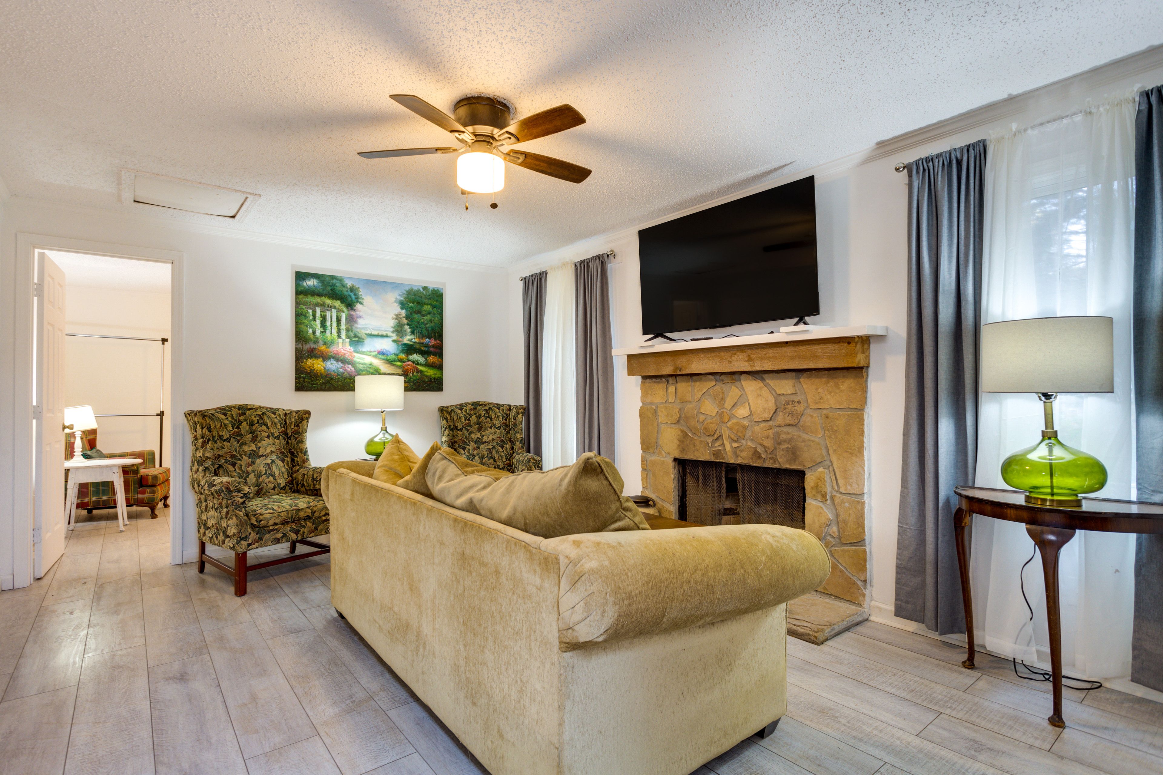 Living Room | Central Heating & A/C | Smart TV | Free WiFi