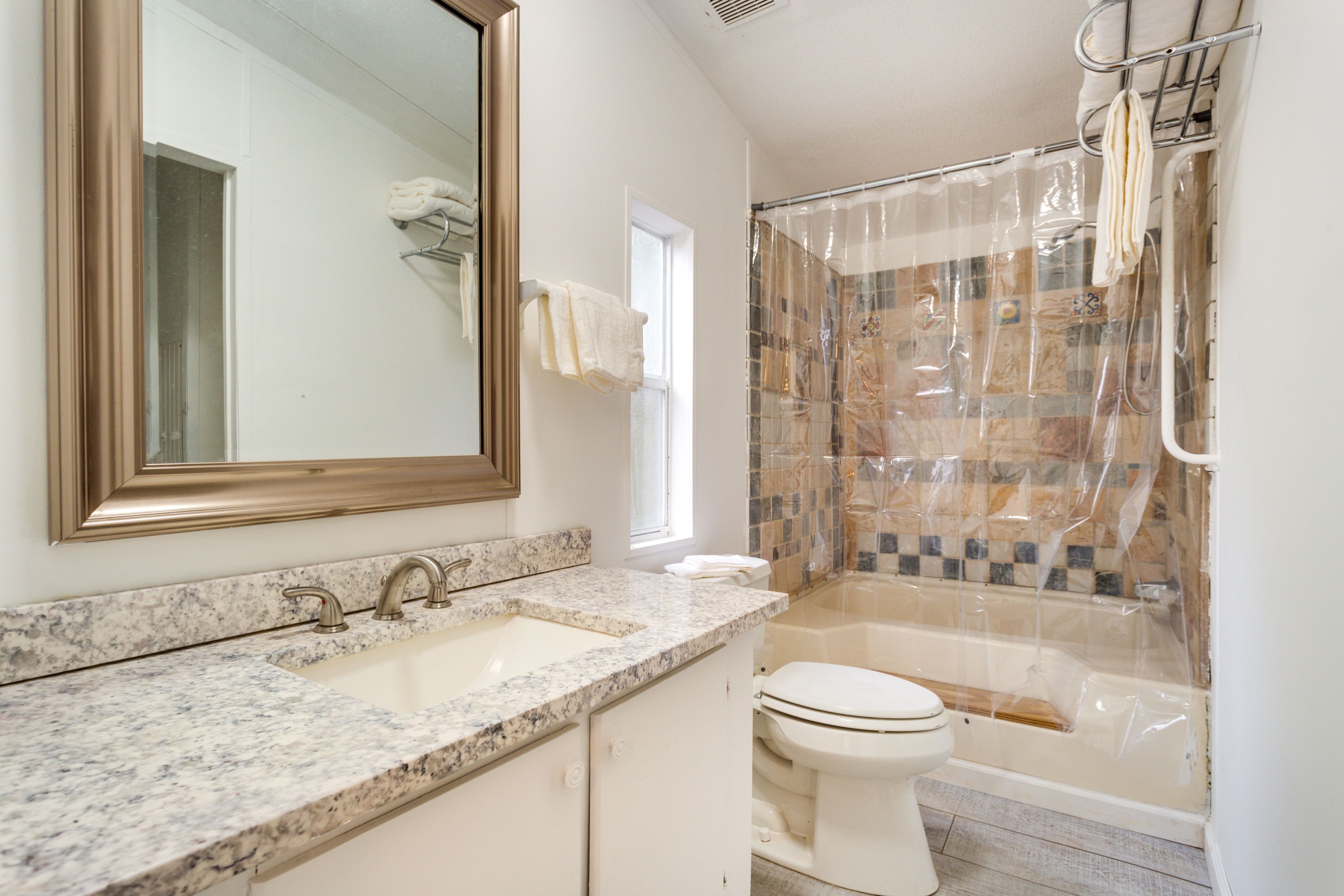Full Bathroom | Towels Provided | Complimentary Toiletries