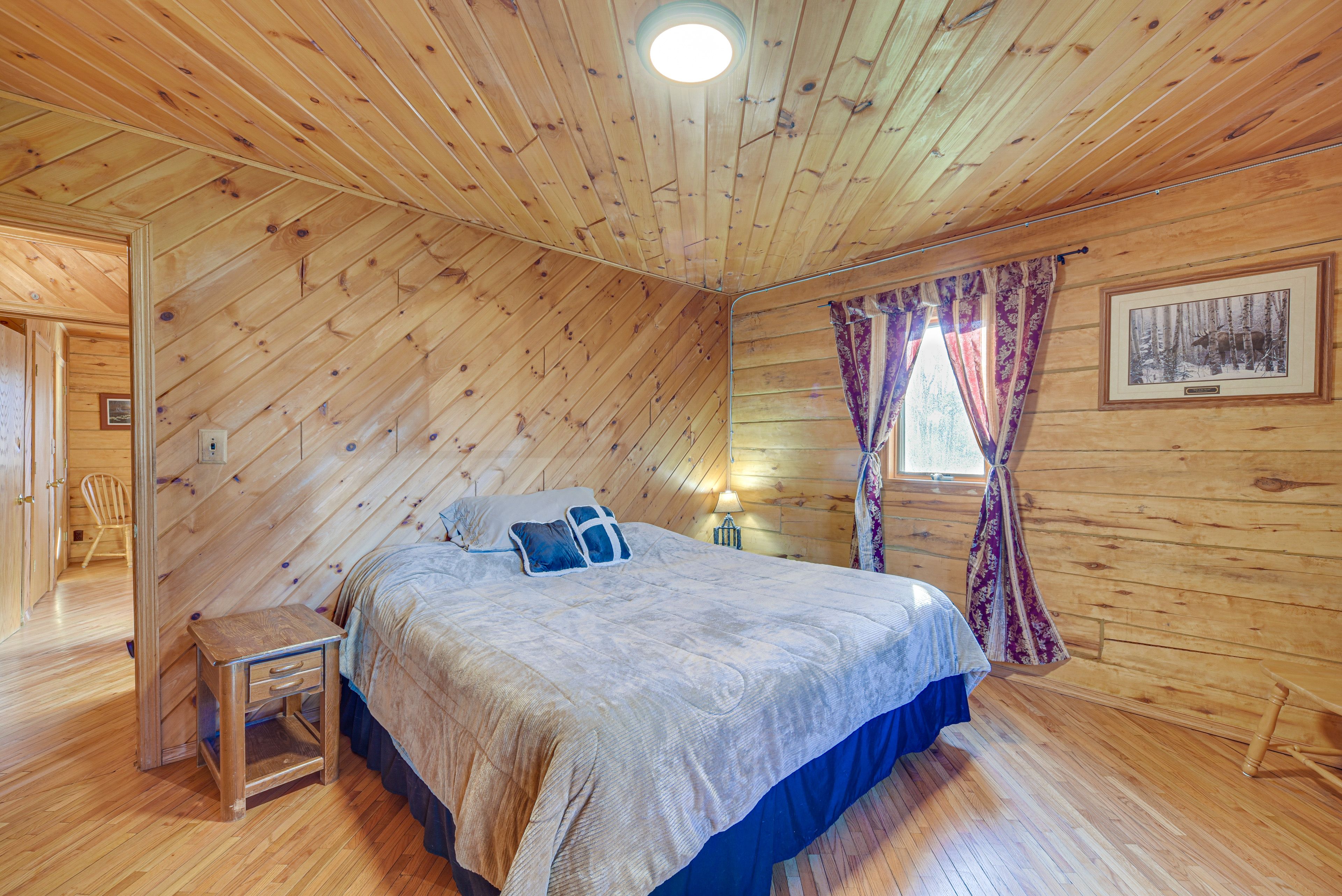 Bedroom 2 | King Bed | 1st Floor