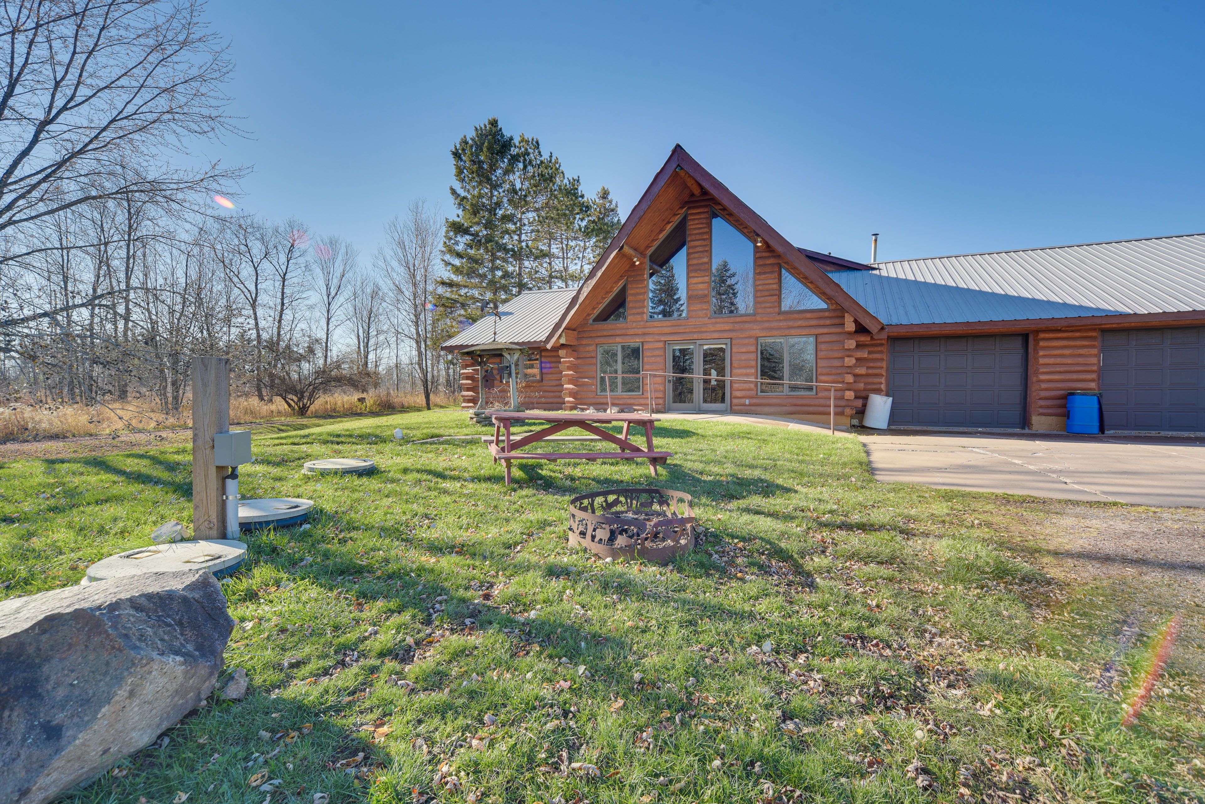 Property Exterior | Fire Pit | Picnic Table | Life Vests