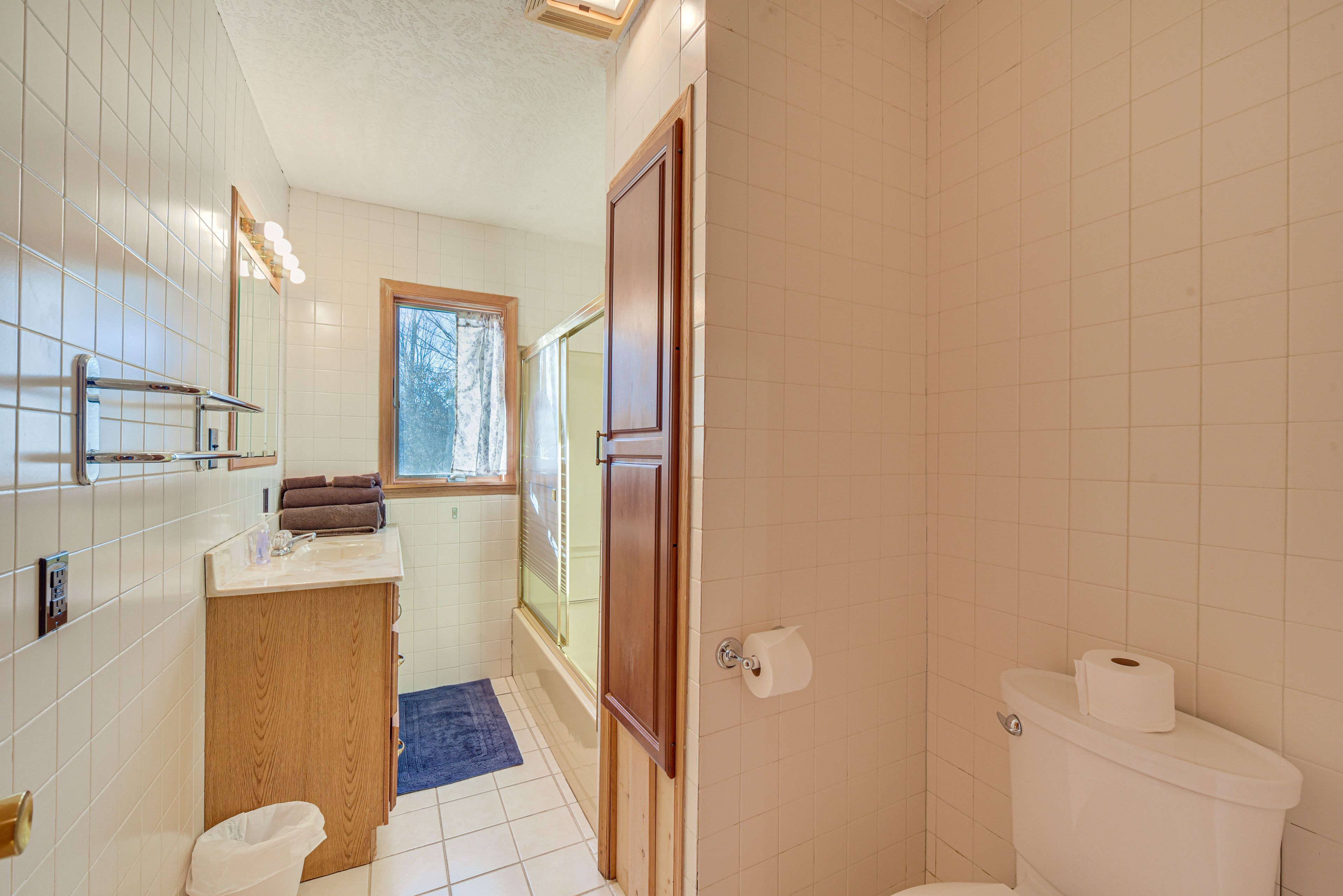 Full Bathroom | 1st Floor