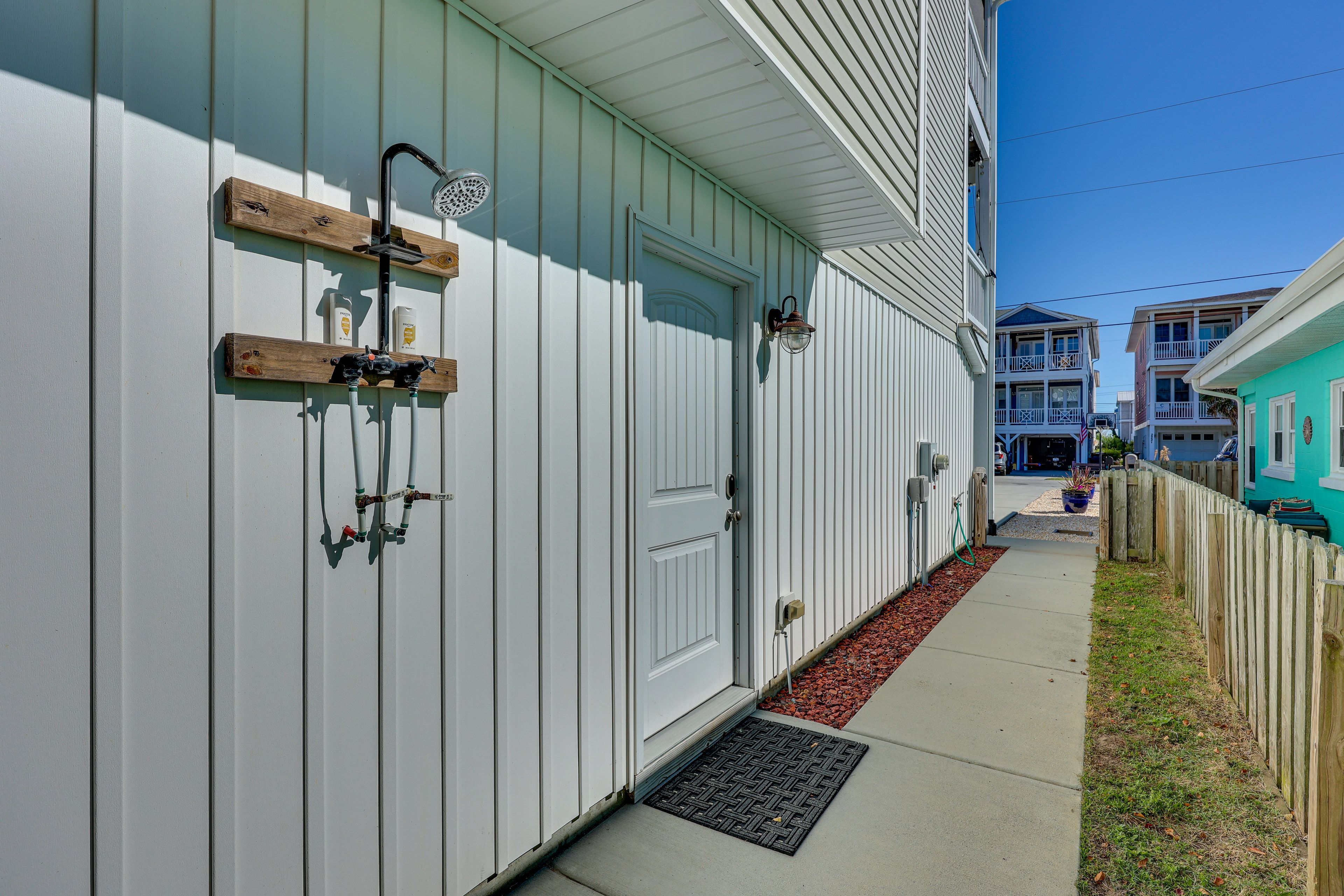 Side Entrance | Outdoor Shower