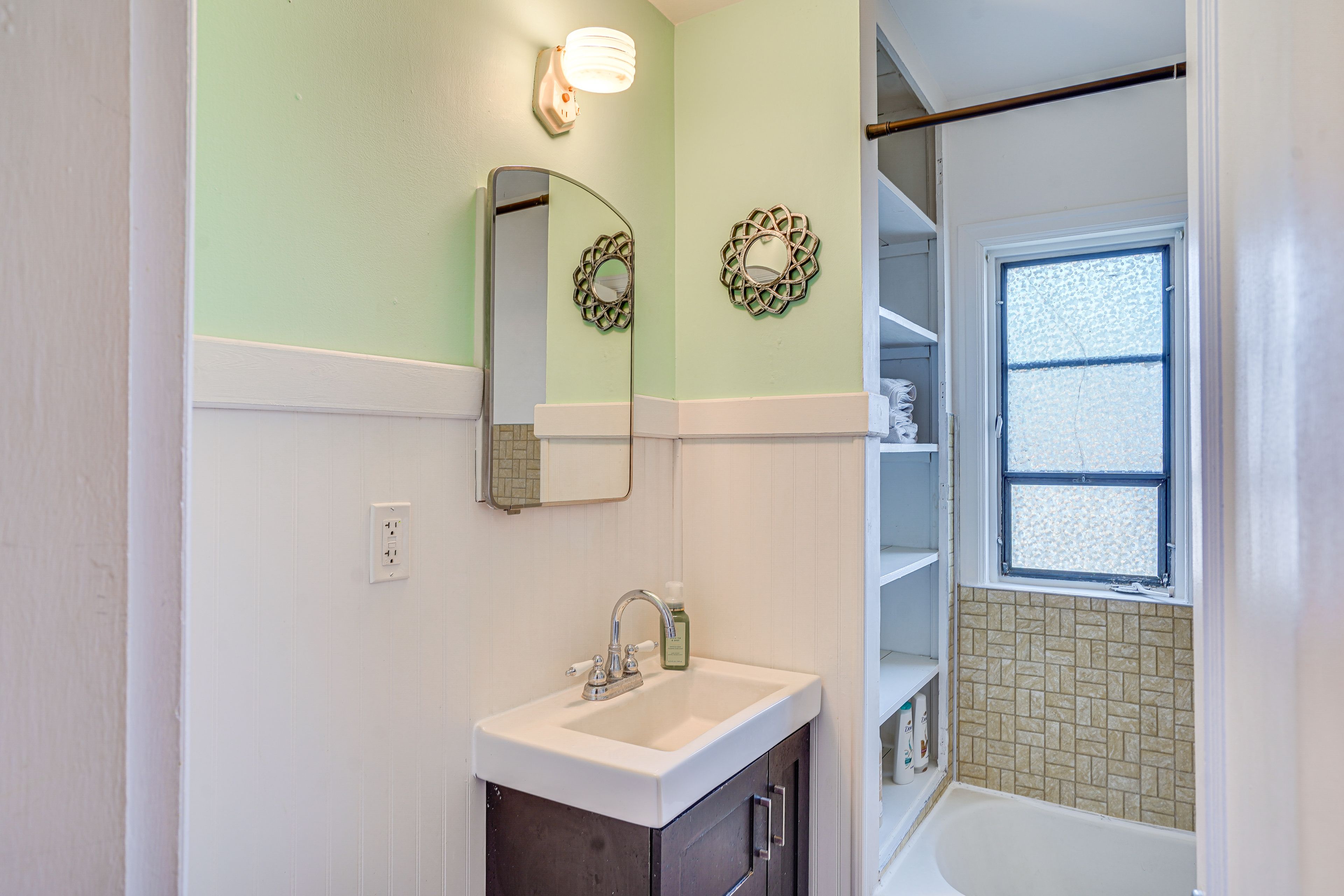 Full Bathroom | Towels Provided | Complimentary Toiletries