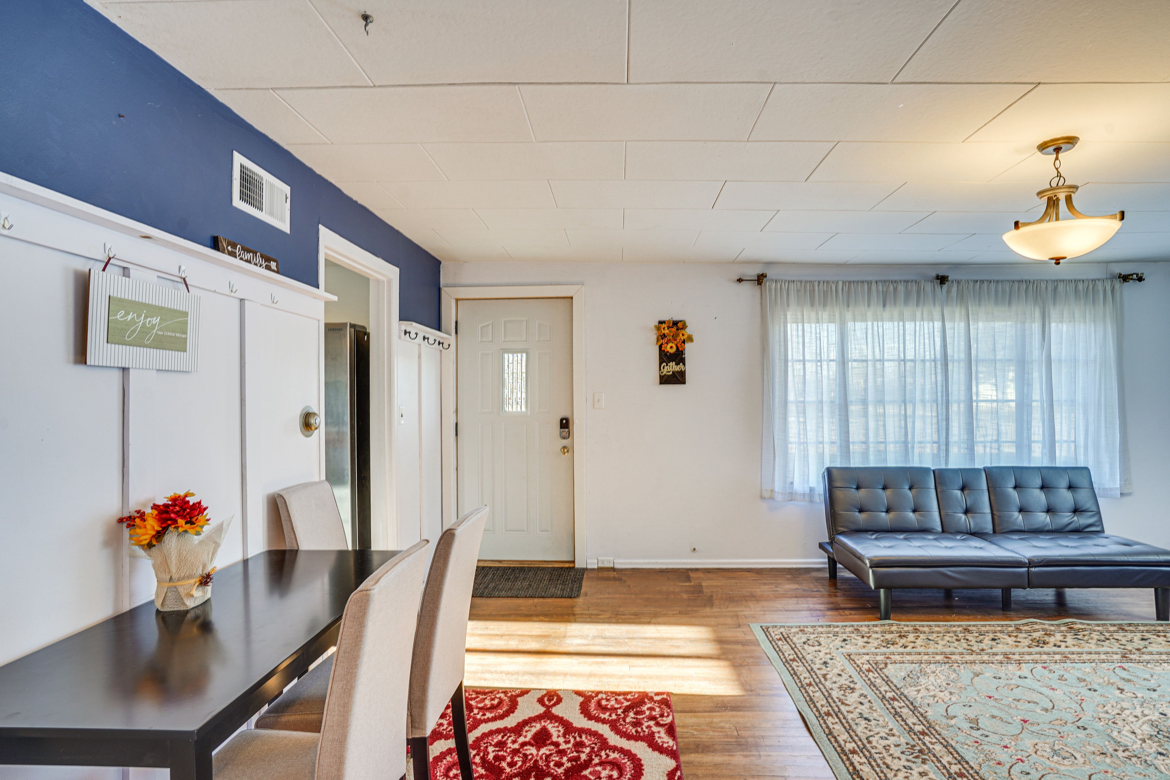 Dining Area | Dishware/Flatware Provided