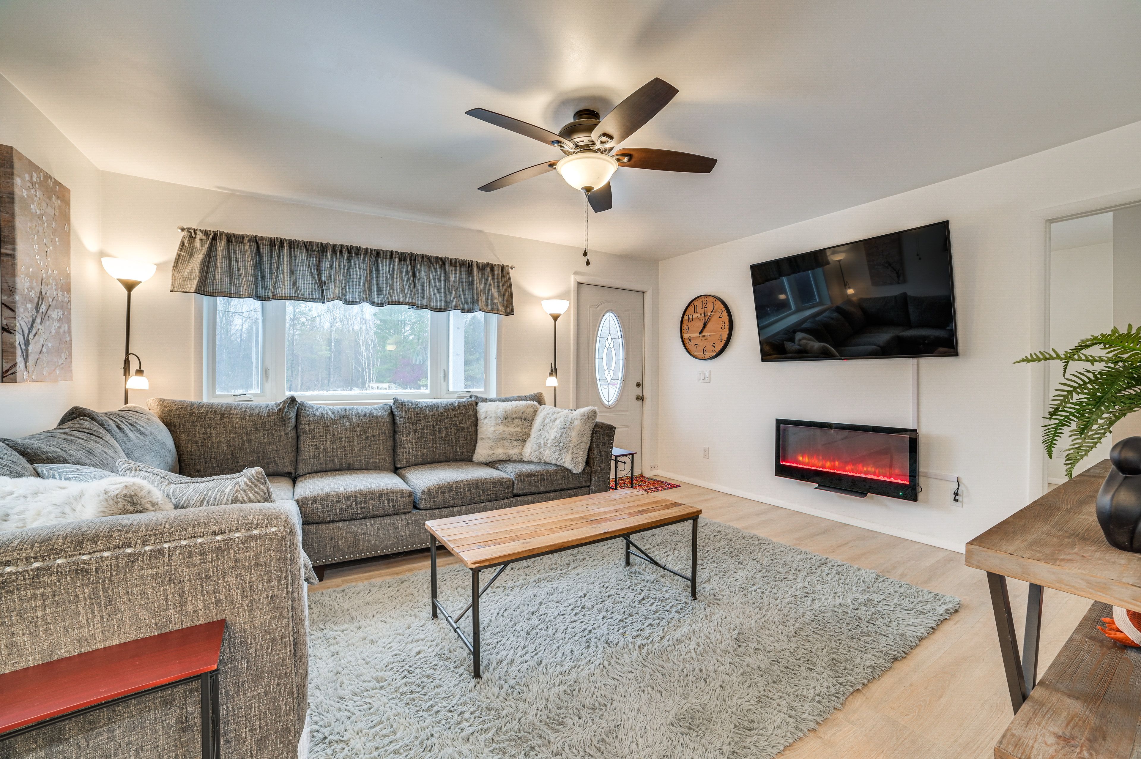 Living Room | Smart TV | Fireplace | Main Level