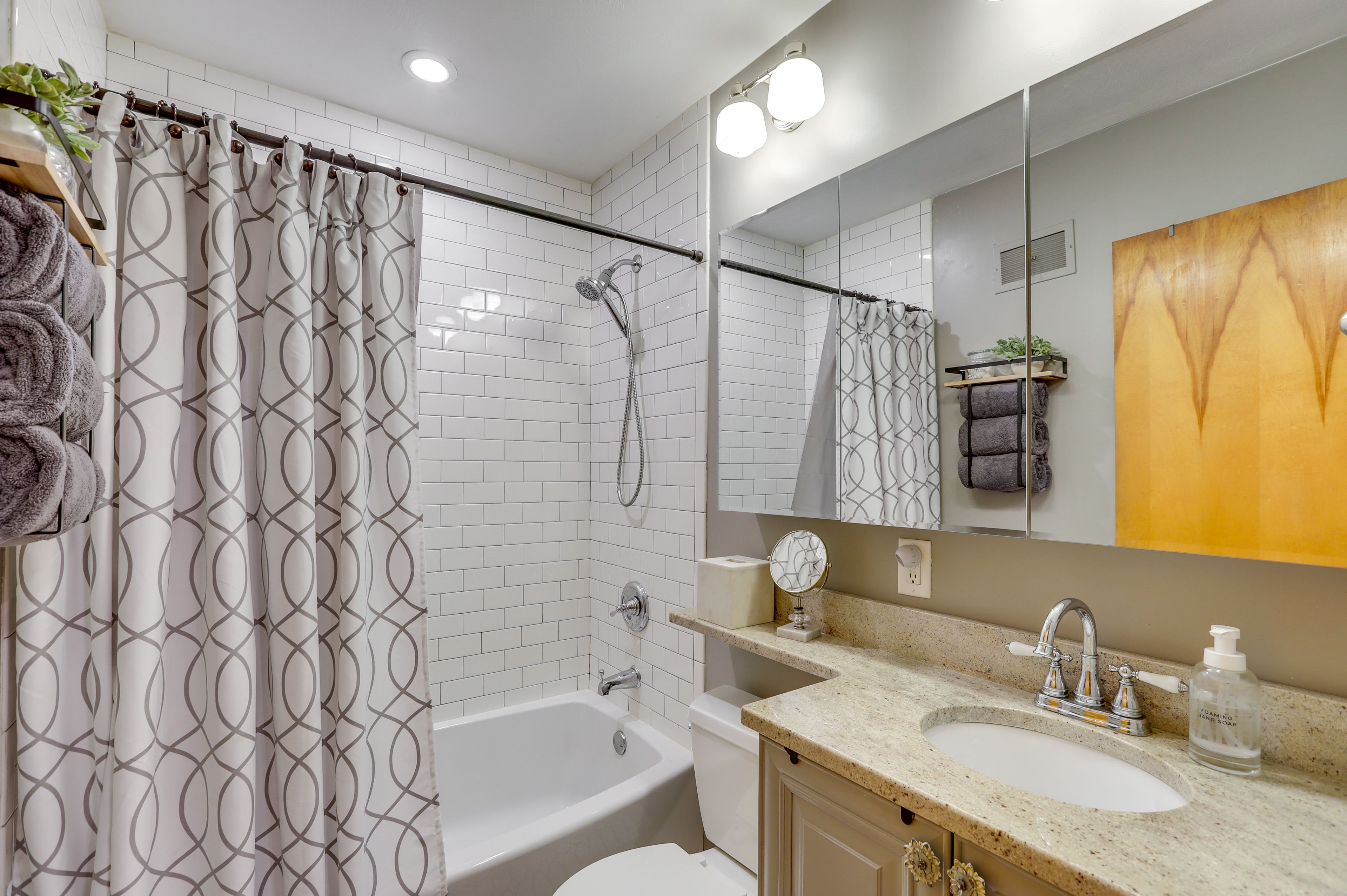Full Bathroom | Complimentary Toiletries | Towels Provided | 1st Floor