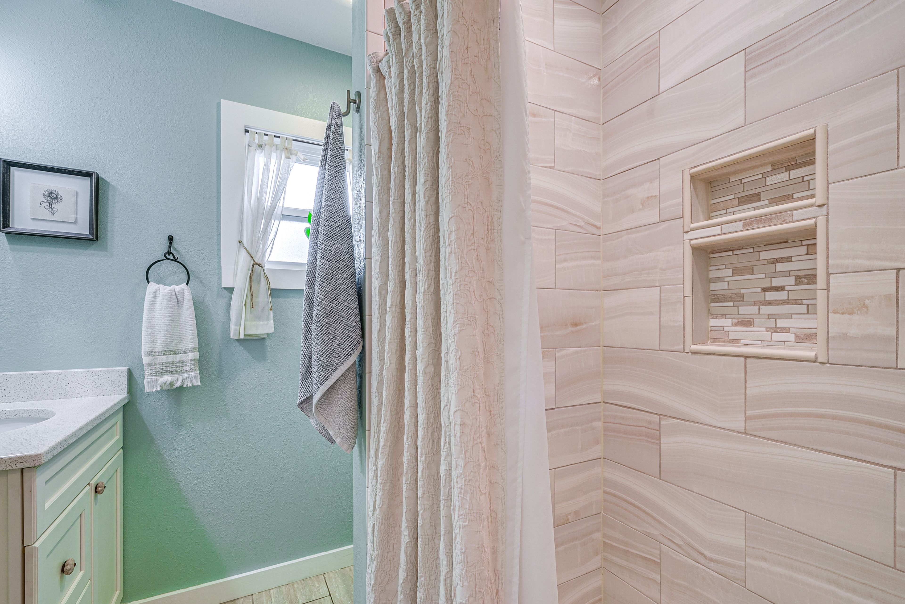 Full Bathroom | Towels Provided