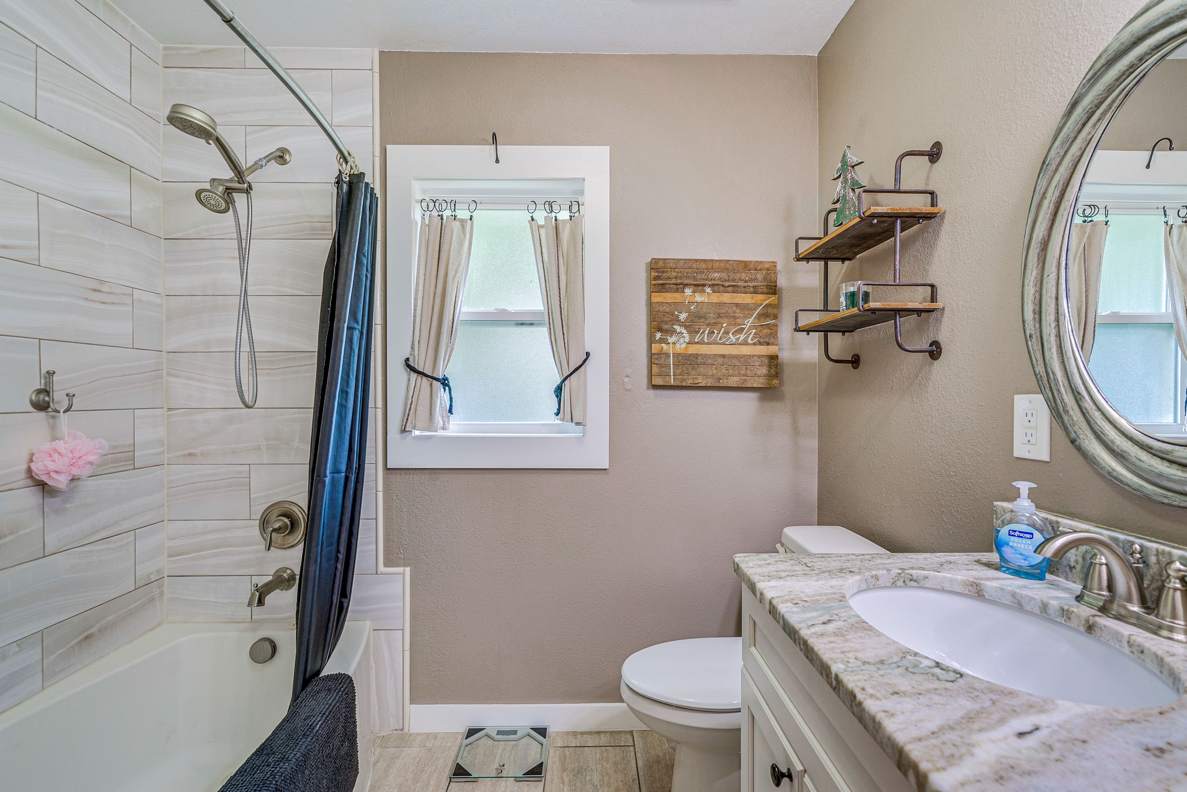 Full Bathroom | Complimentary Toiletries