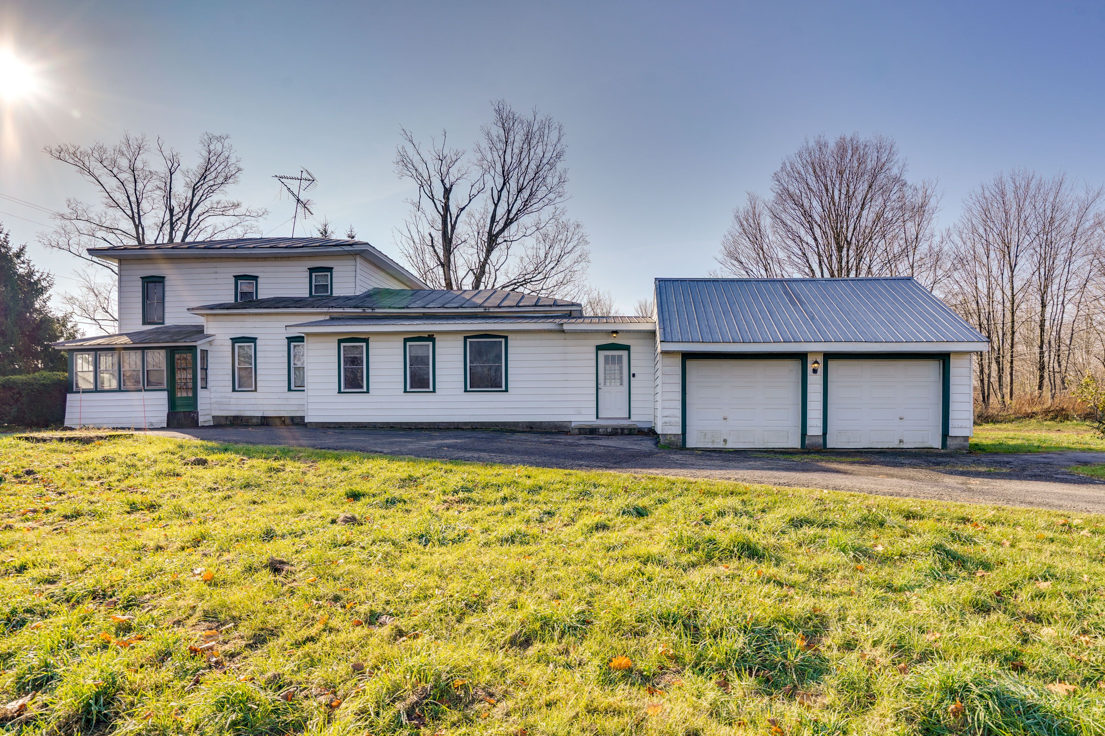 Parking | Driveway (12 Vehicles) | RV/Trailer Parking Available