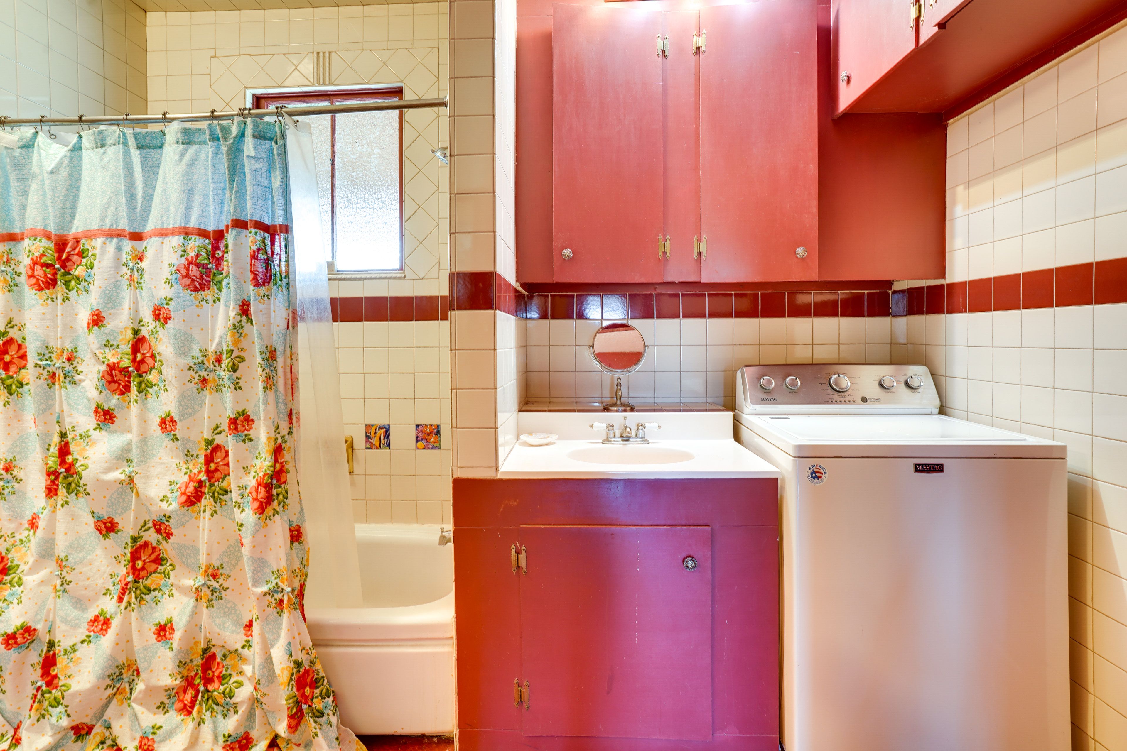 Full Bathroom | Towels Provided | Washer
