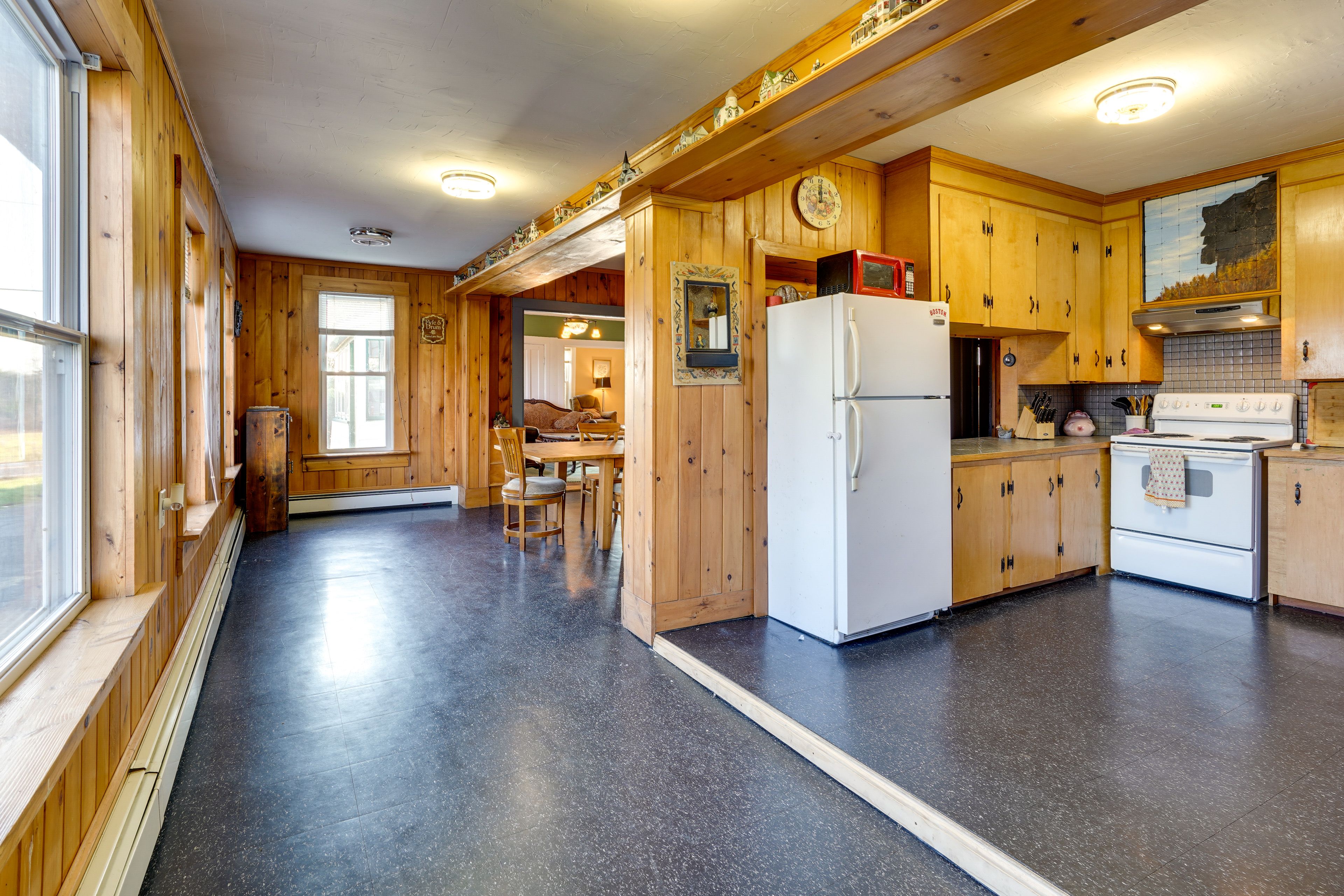 Kitchen | Cooking Basics | Coffee Maker | Paper Towels/Trash Bags Provided