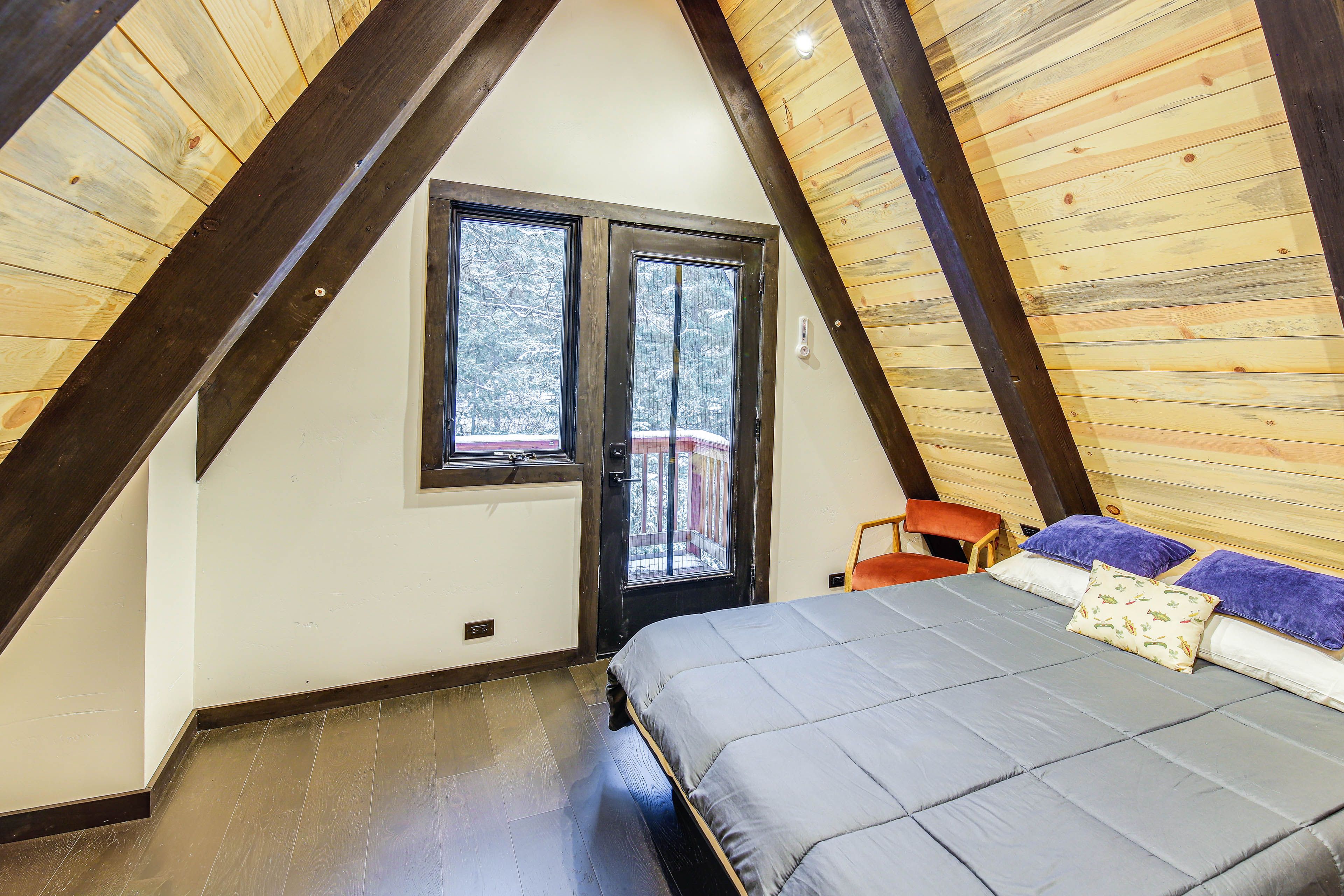 Bedroom 3 (Loft) | Queen Bed