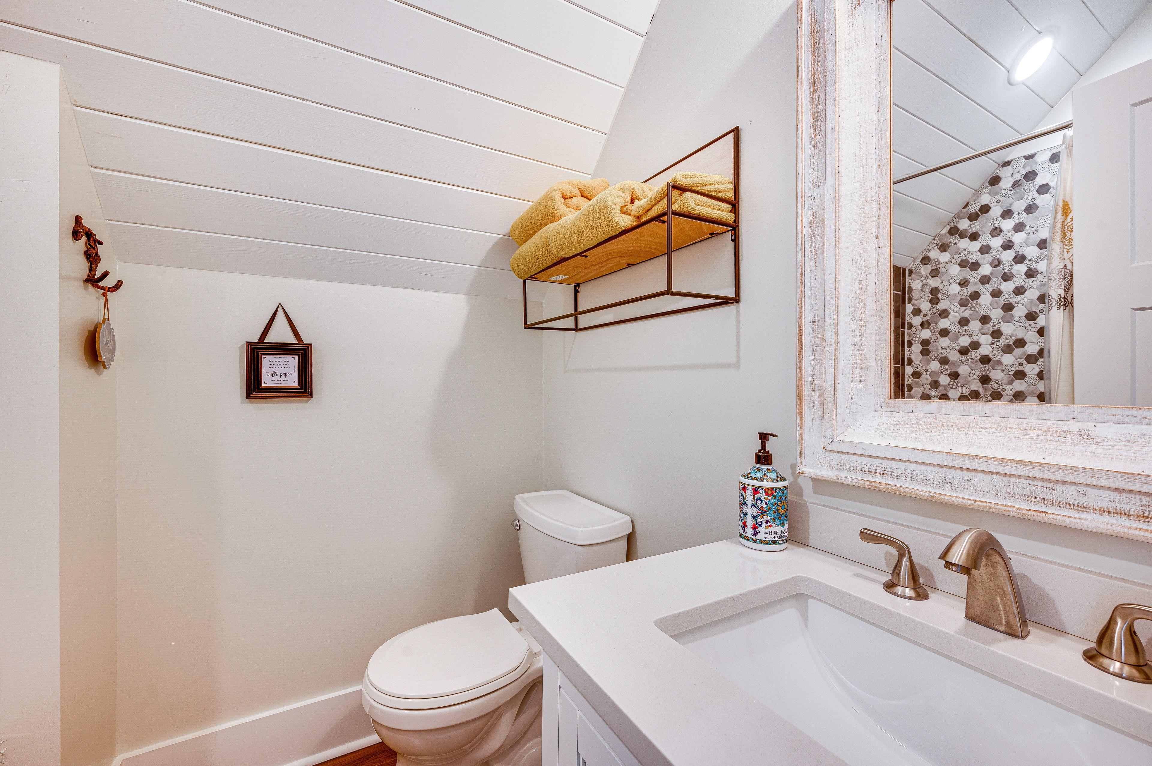 Full Bathroom | 2nd Floor