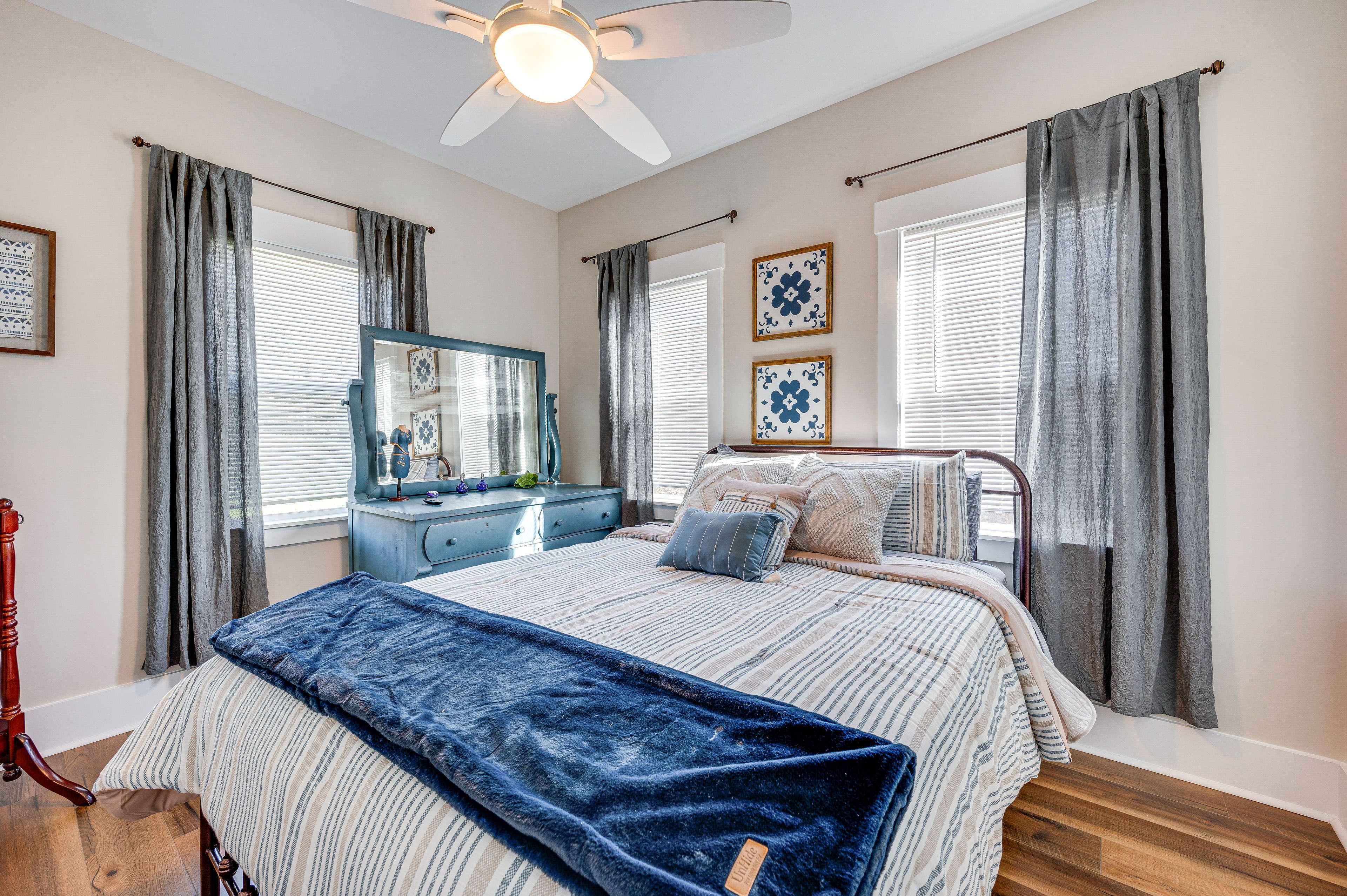 Bedroom 2 | 1st Floor | Queen Bed | Smart TV