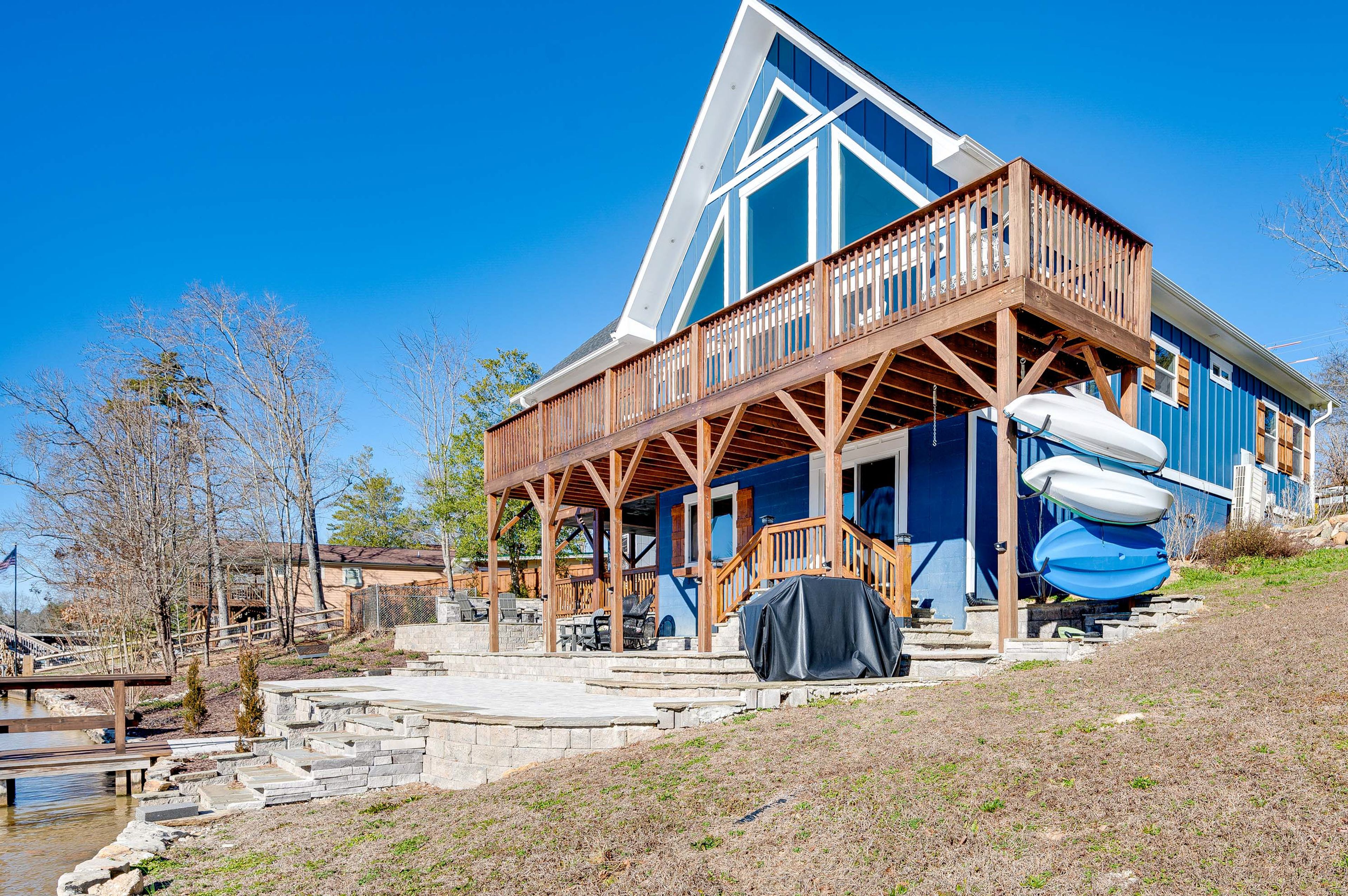 Private Yard | Kayaks & Paddleboard Provided