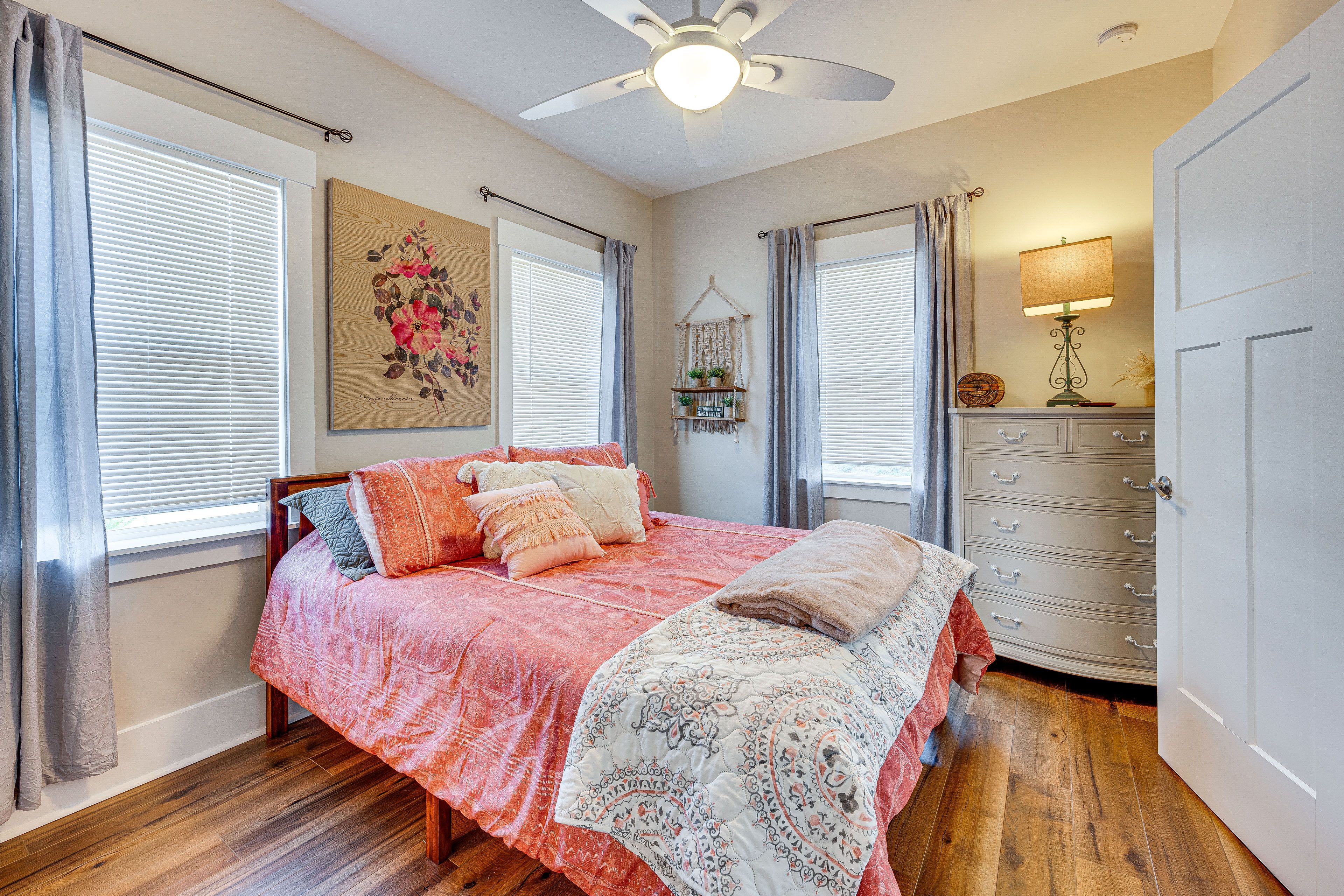 Bedroom 1 | 1st Floor | Queen Bed | Linens Provided | Smart TV
