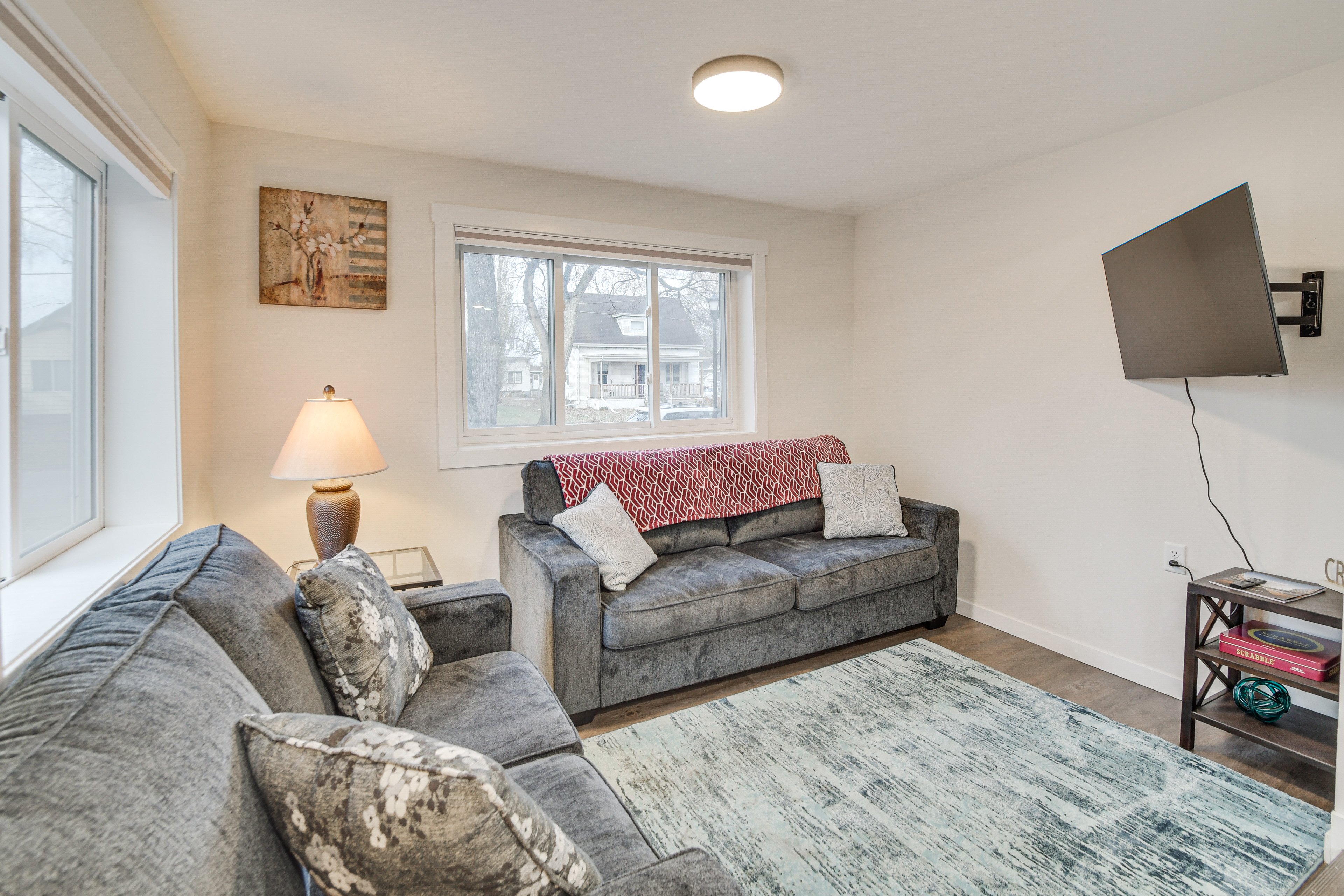 Living Room | 1st Floor | Smart TV | Free WiFi | Central A/C & Heating