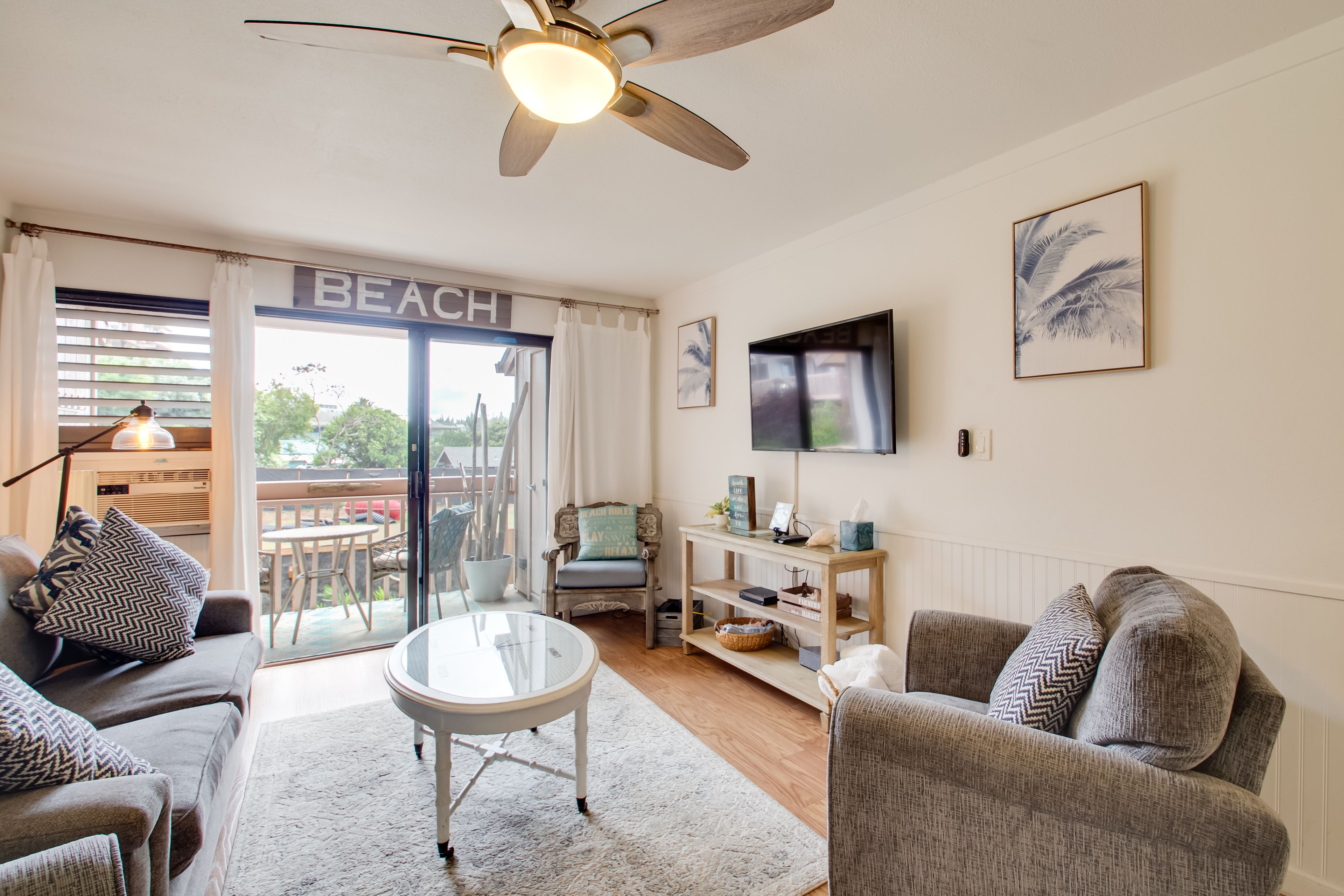 Living Room | 1st Floor | Queen Sleeper Sofa | Smart TV | Free WiFi