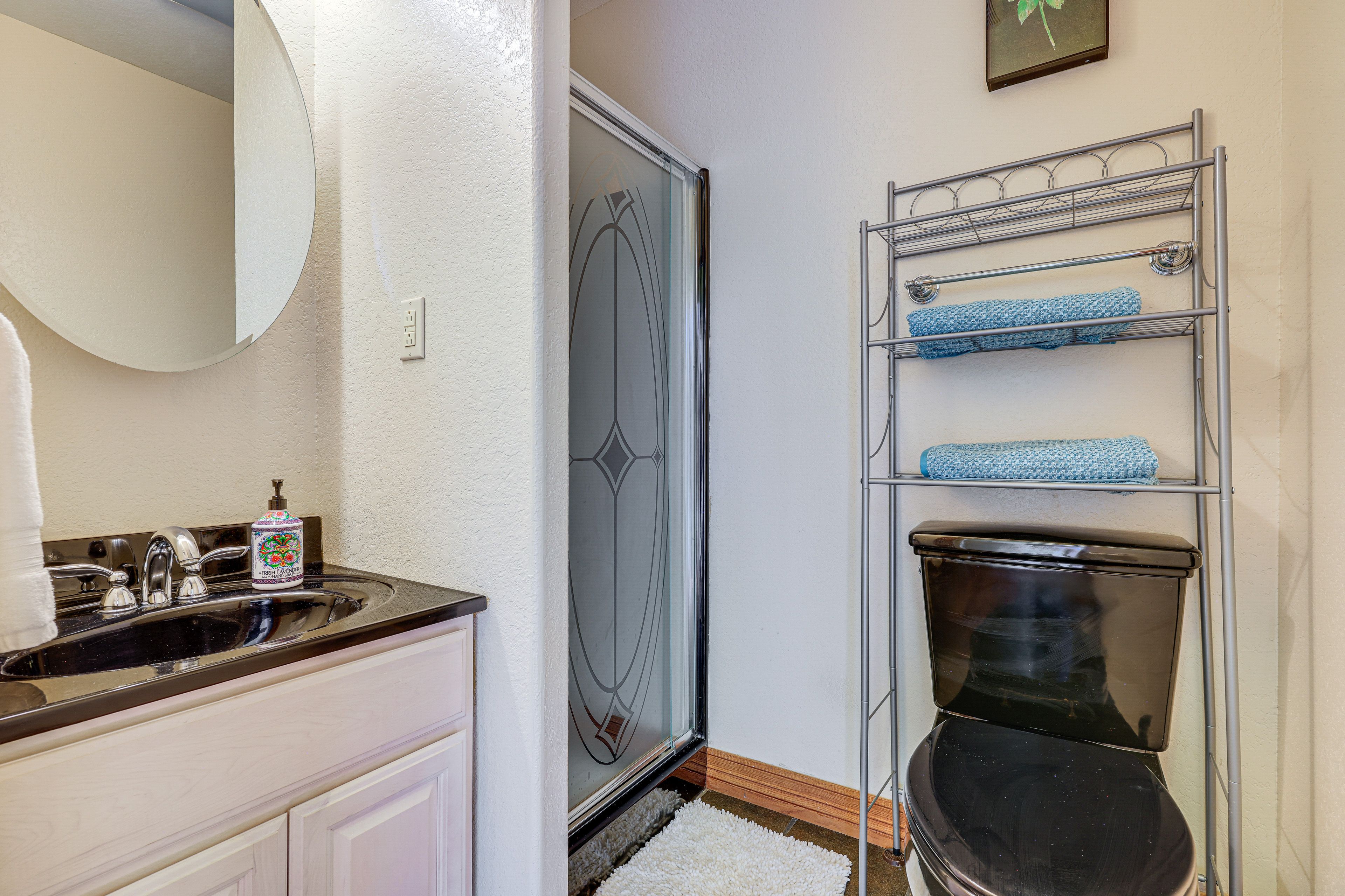 Full Bathroom | Complimentary Toiletries | 2nd Floor