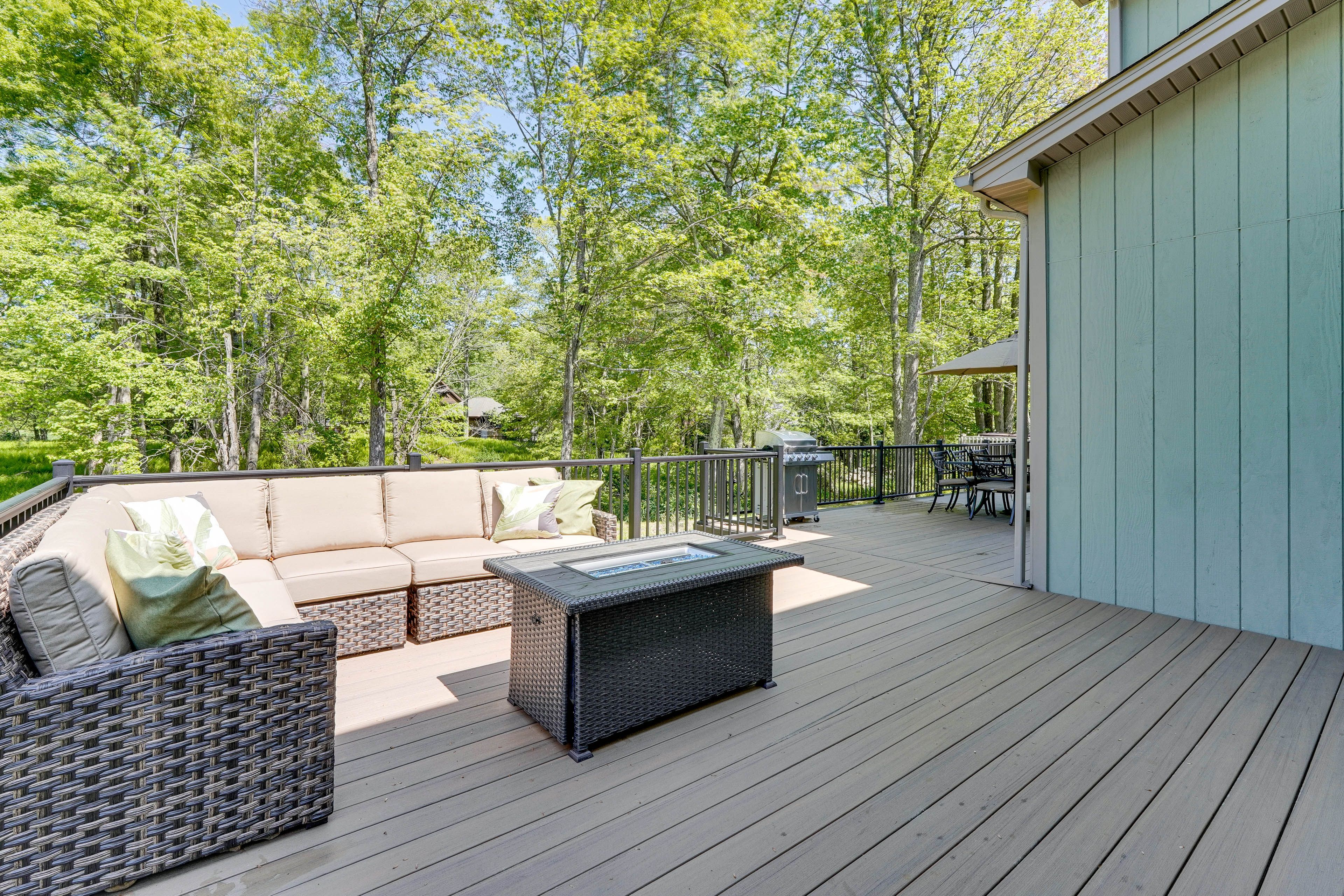 Deck | Gas Grill | Fire Pit