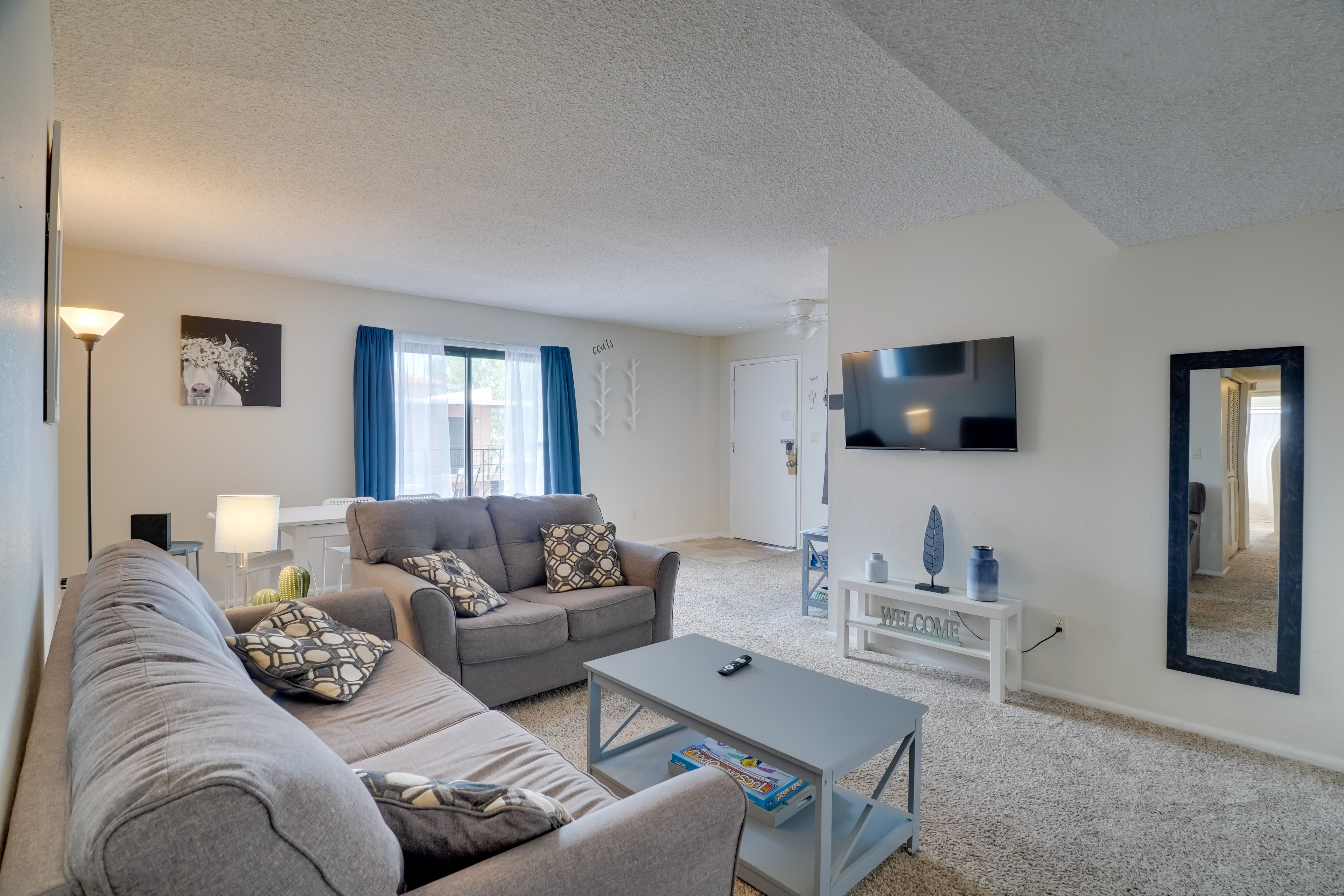 Living Room | Free WiFi | Central A/C & Heat | Smart TV