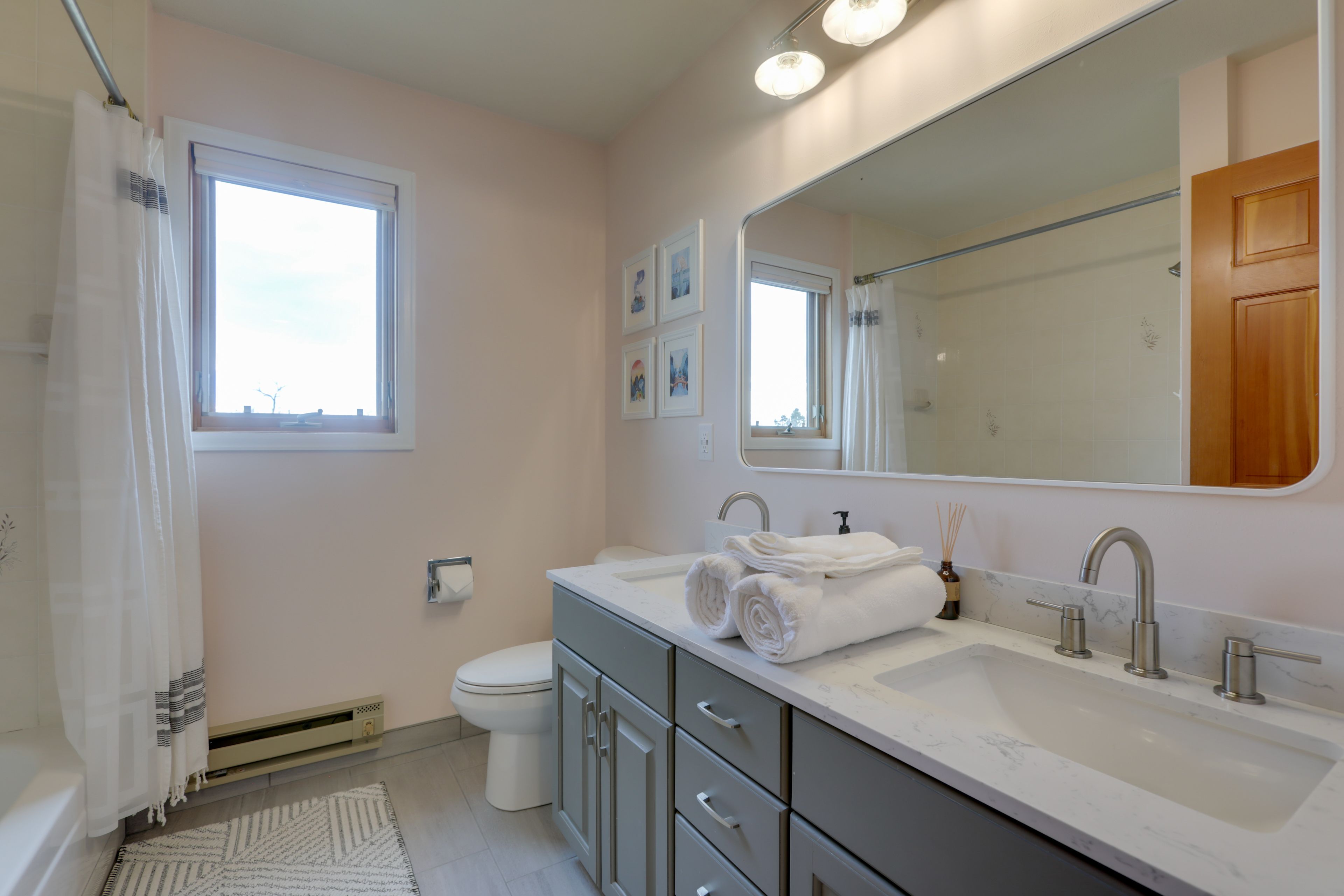 Full Bathroom | Complimentary Toiletries | Towels Provided | 2nd Floor