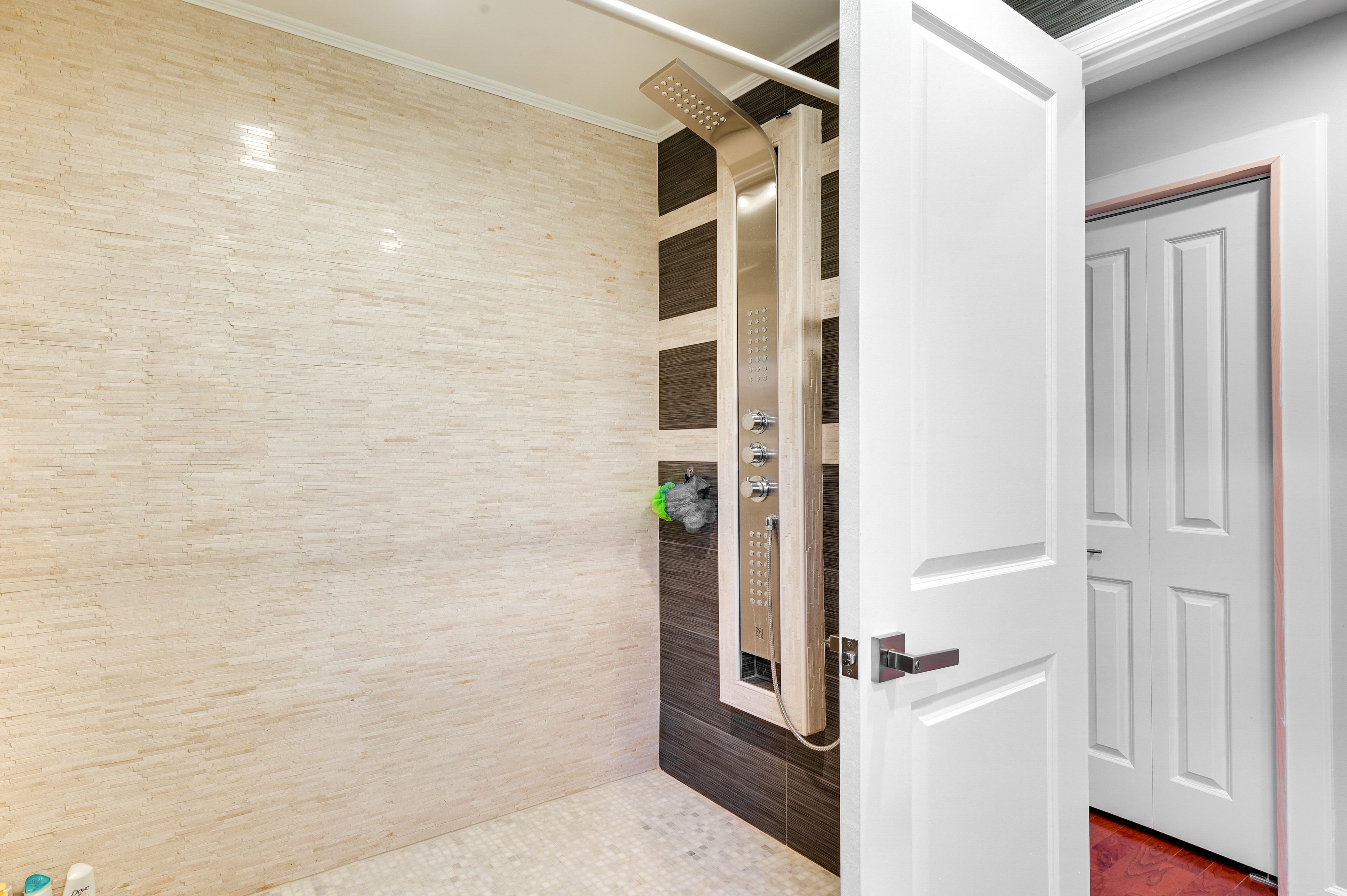 Full Bathroom | Towels Provided