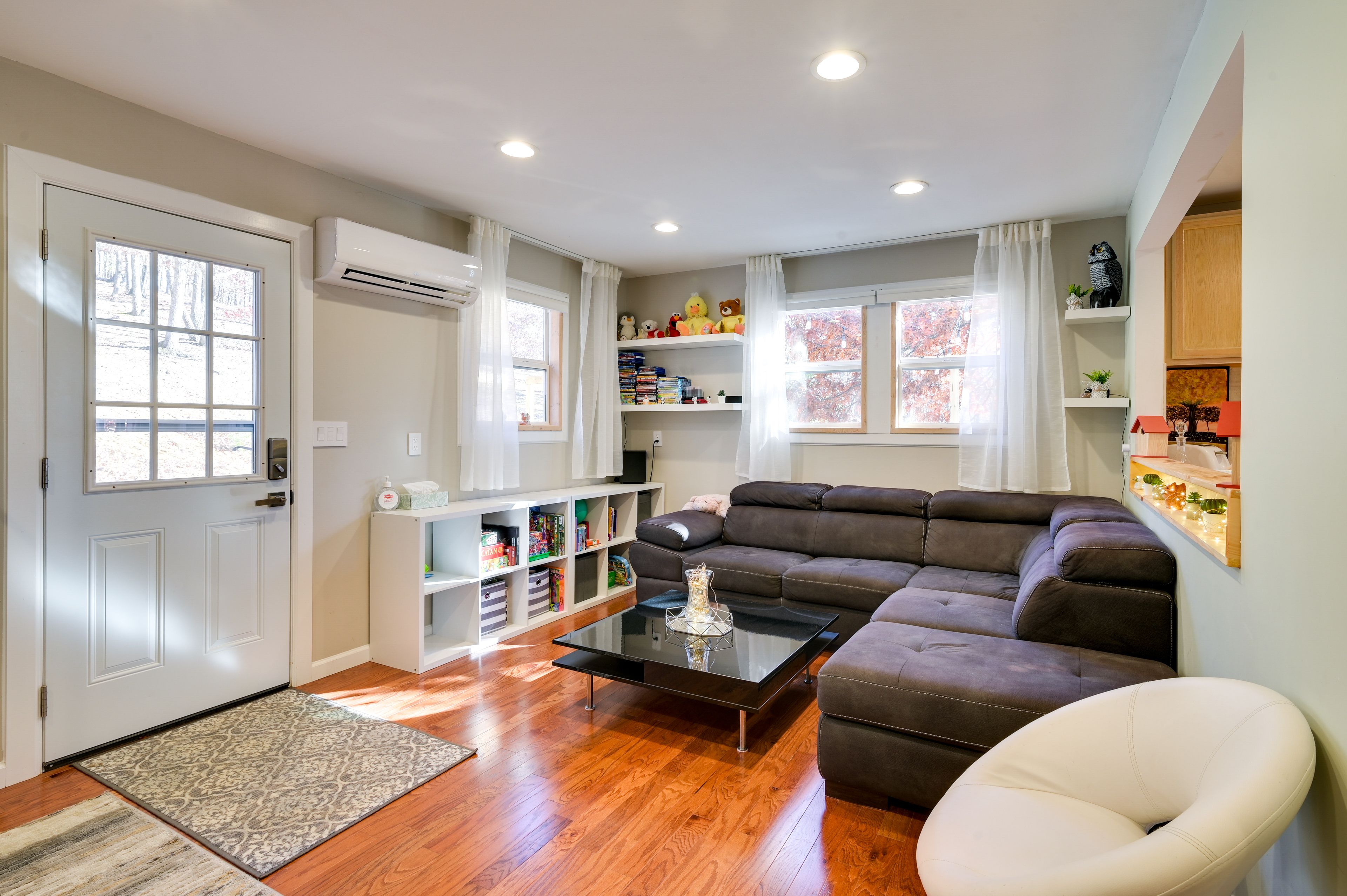 Living Room | Smart TV w/ Cable | Central A/C & Heating | Free WiFi