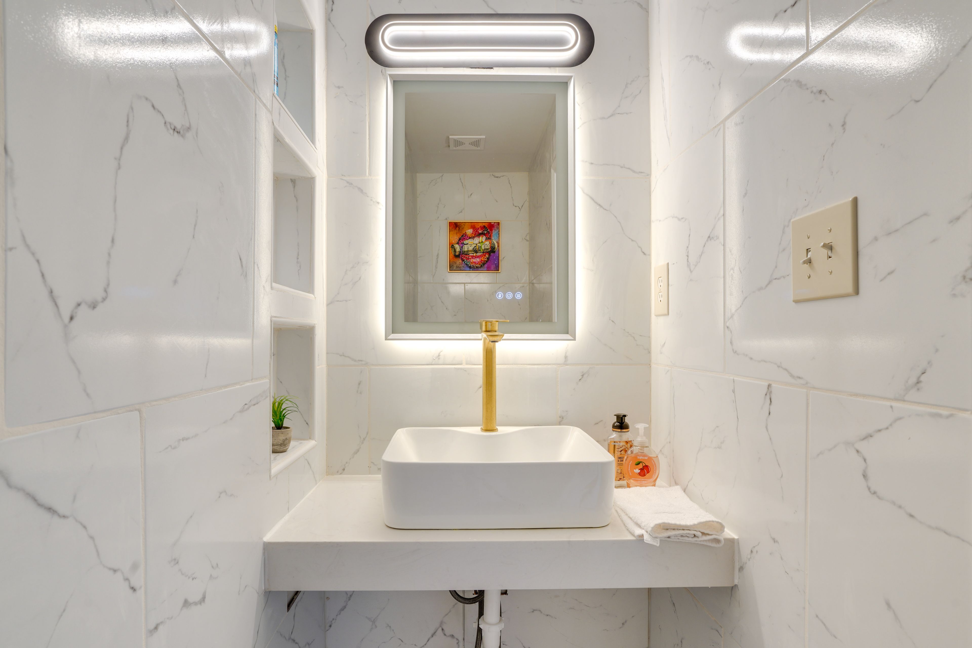 Half Bathroom | 1st Floor | Complimentary Toiletries | Hair Dryer