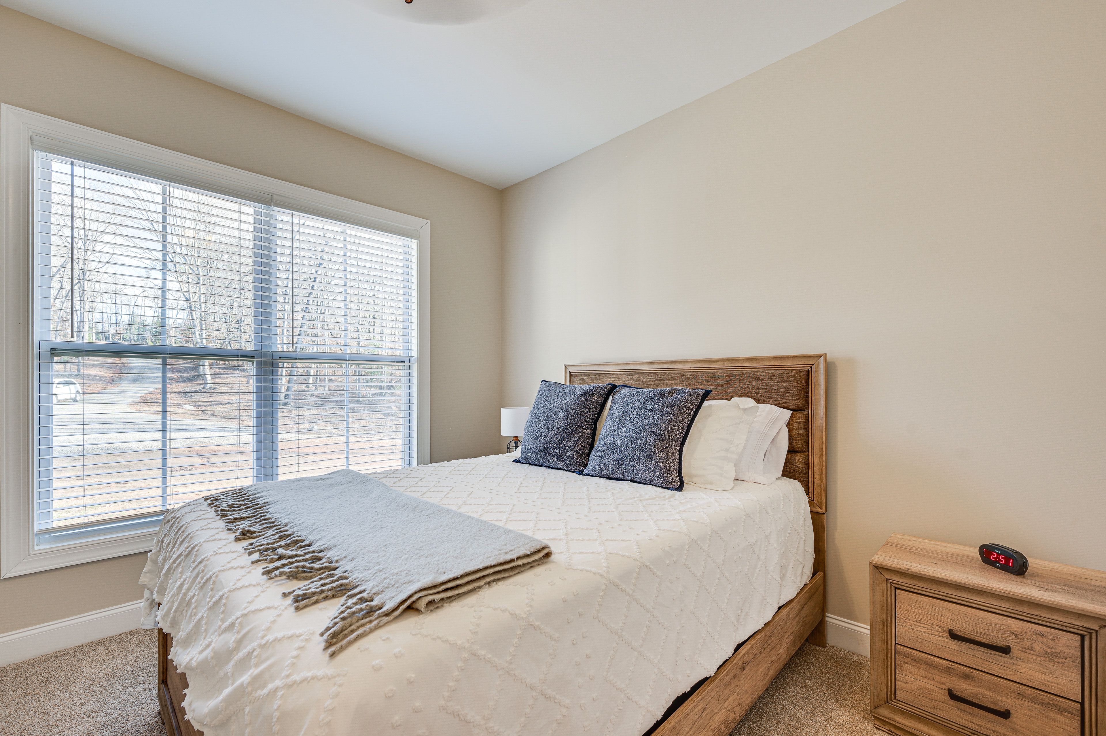Bedroom 2 | Queen Bed