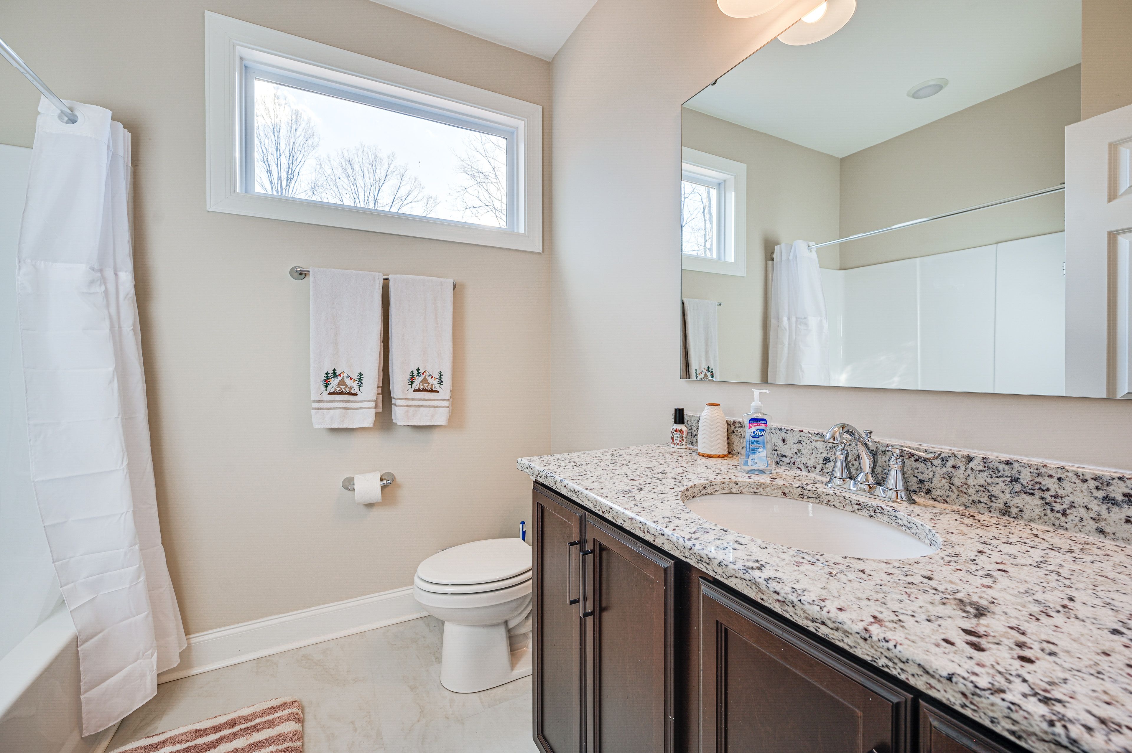 Full Bathroom | Complimentary Toiletries