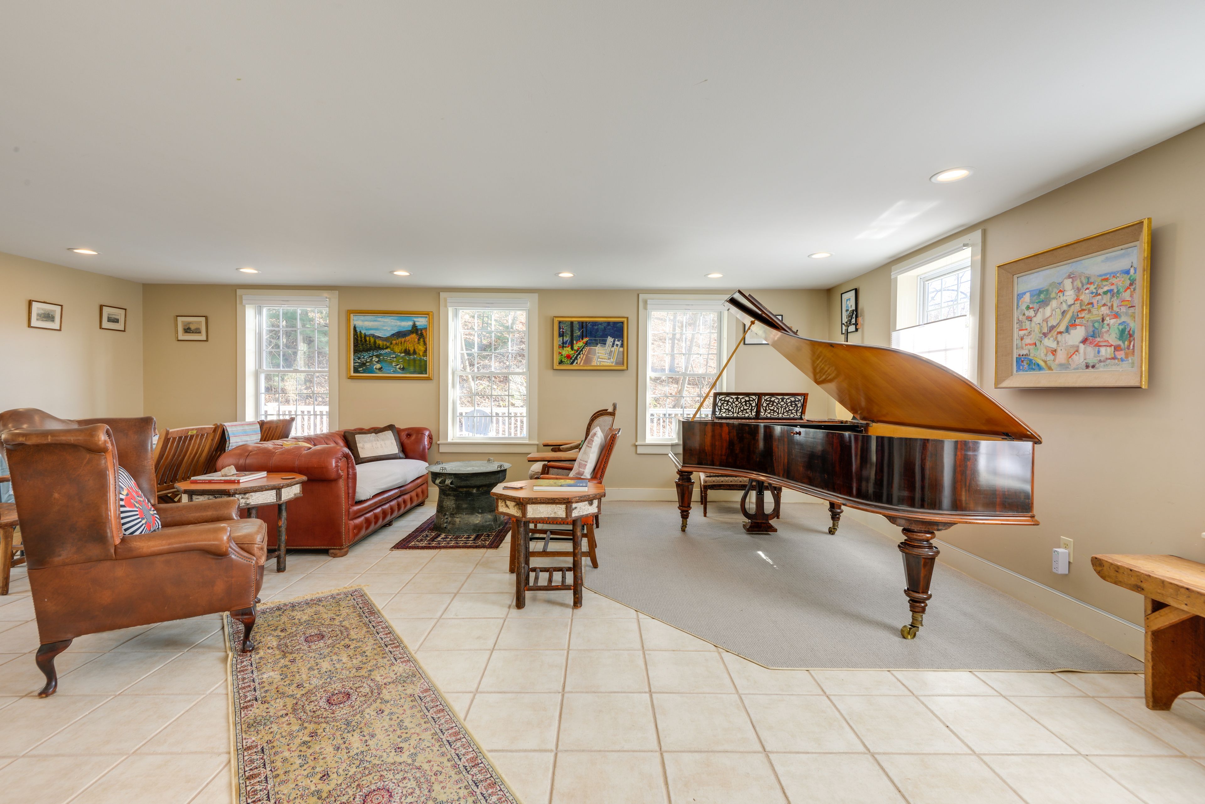 Living Room | Flat-Screen TV | Free WiFi