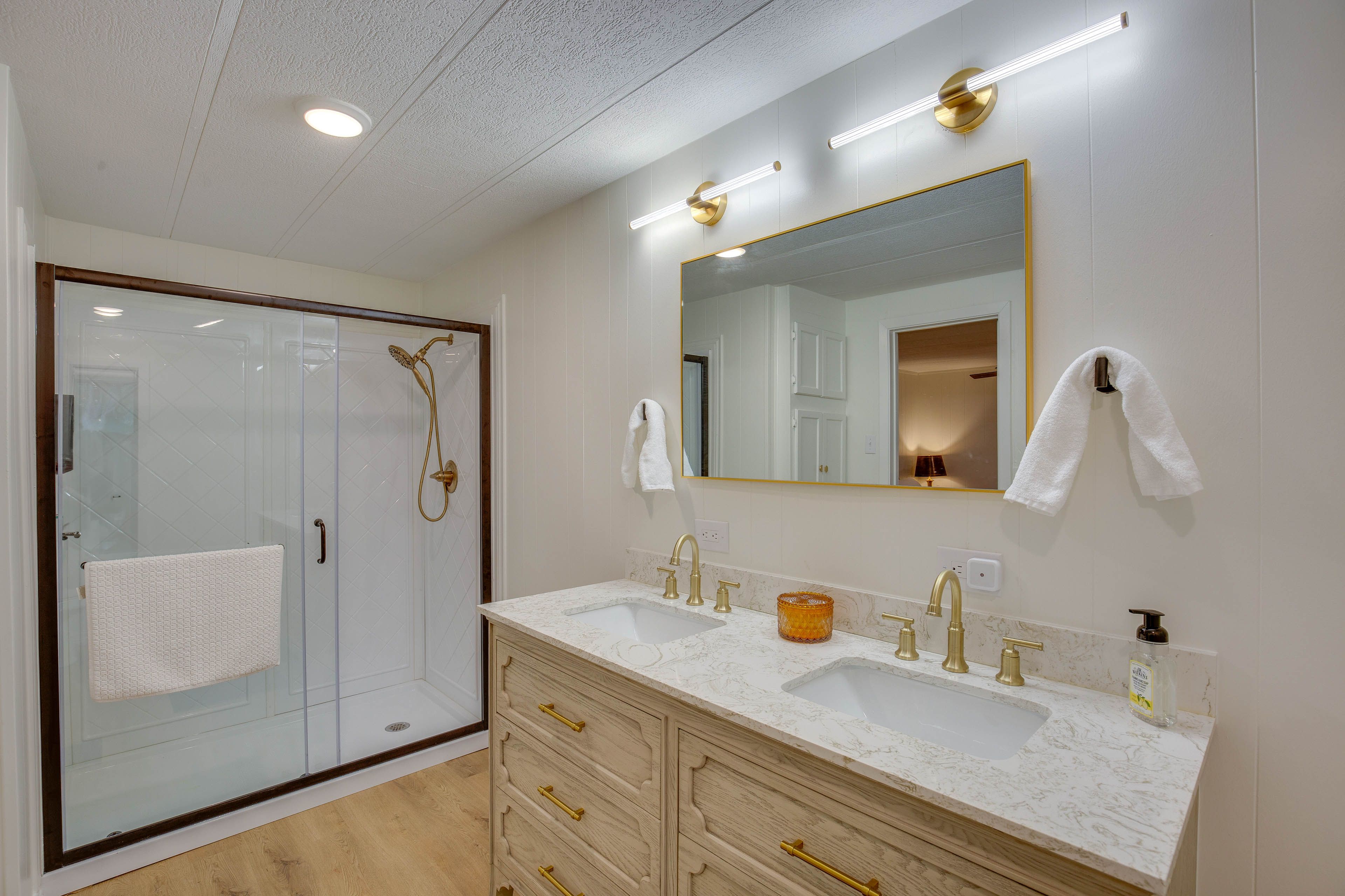 Full Bathroom | Towels Provided