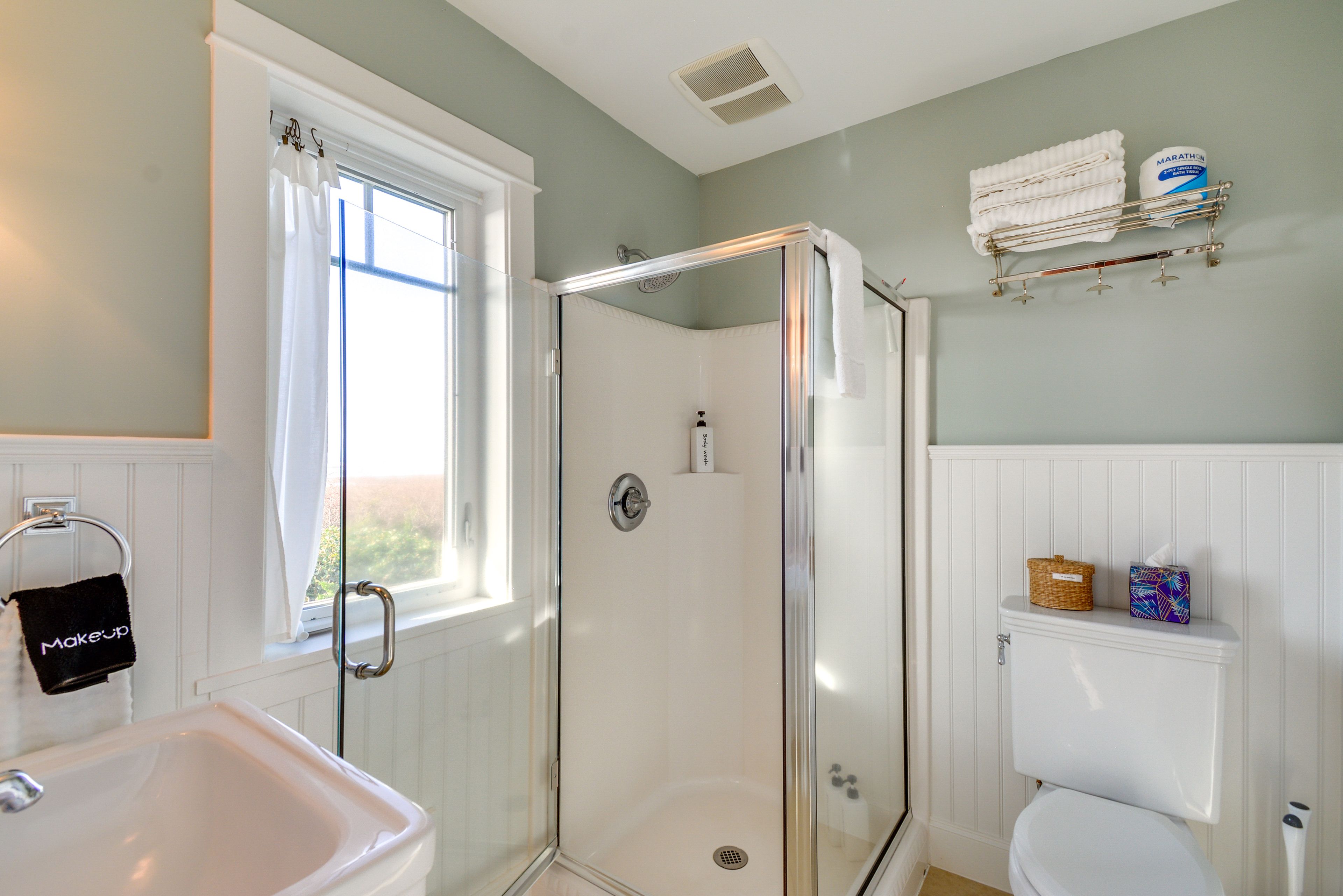Full Bathroom | Towels Provided | Complimentary Toiletries
