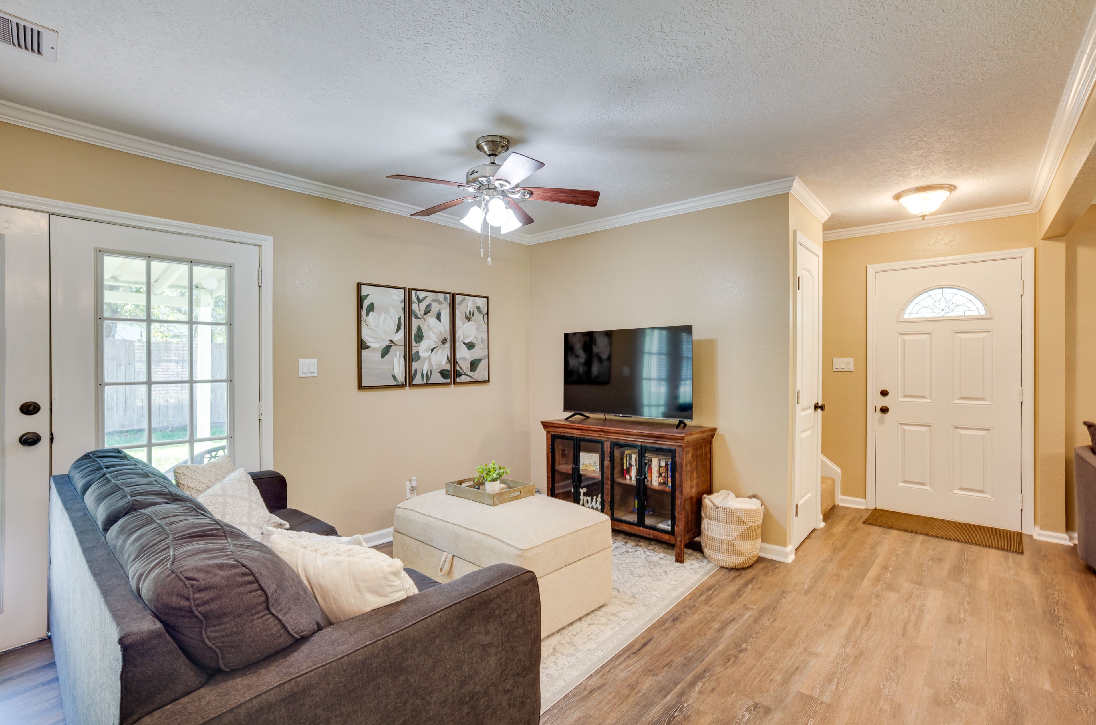 Living Area | Central A/C | Free WiFi | Smart TV