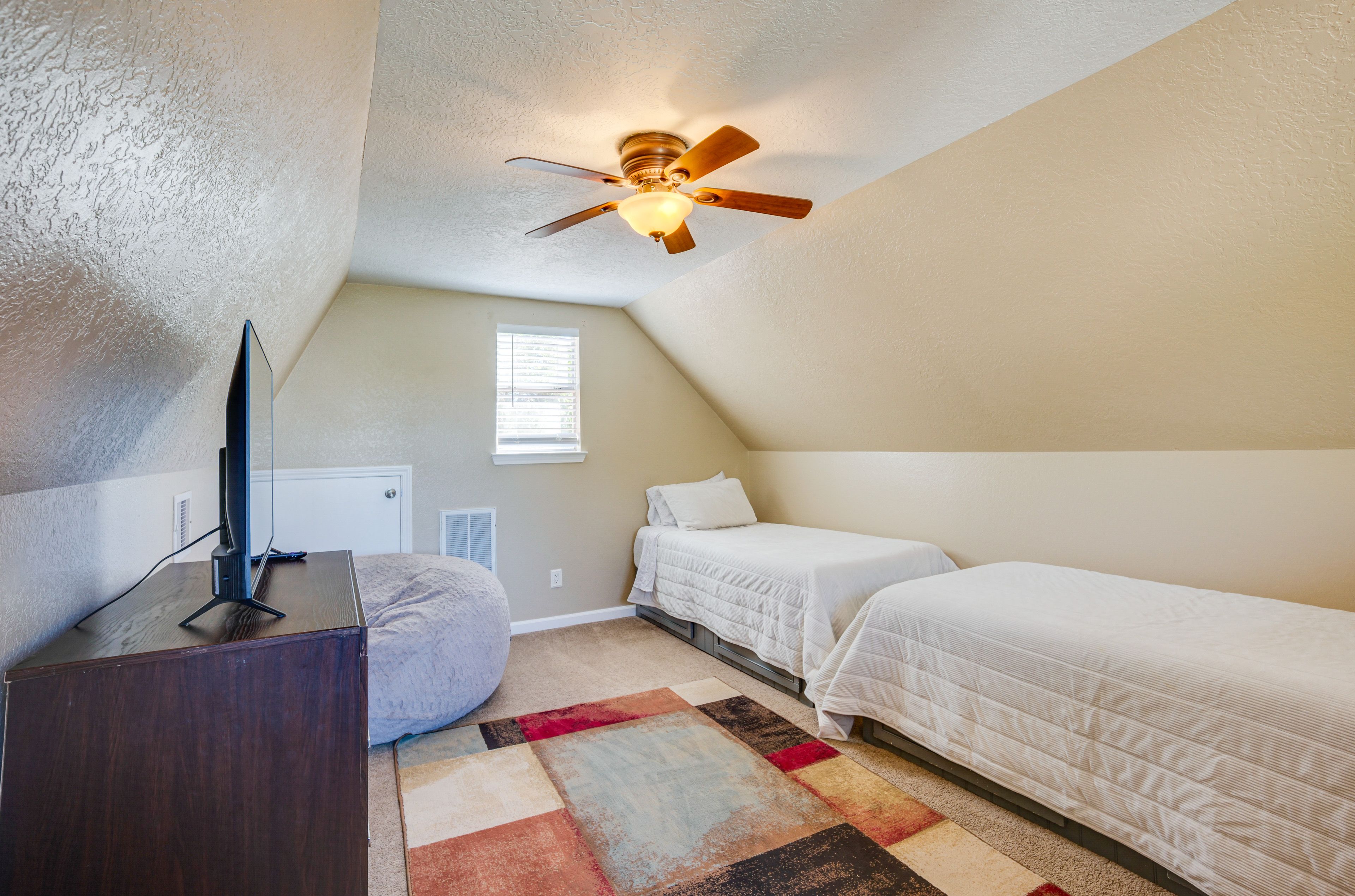 Bedroom 3 | 2 Twin Beds | 2nd Floor | Smart TV | Desk