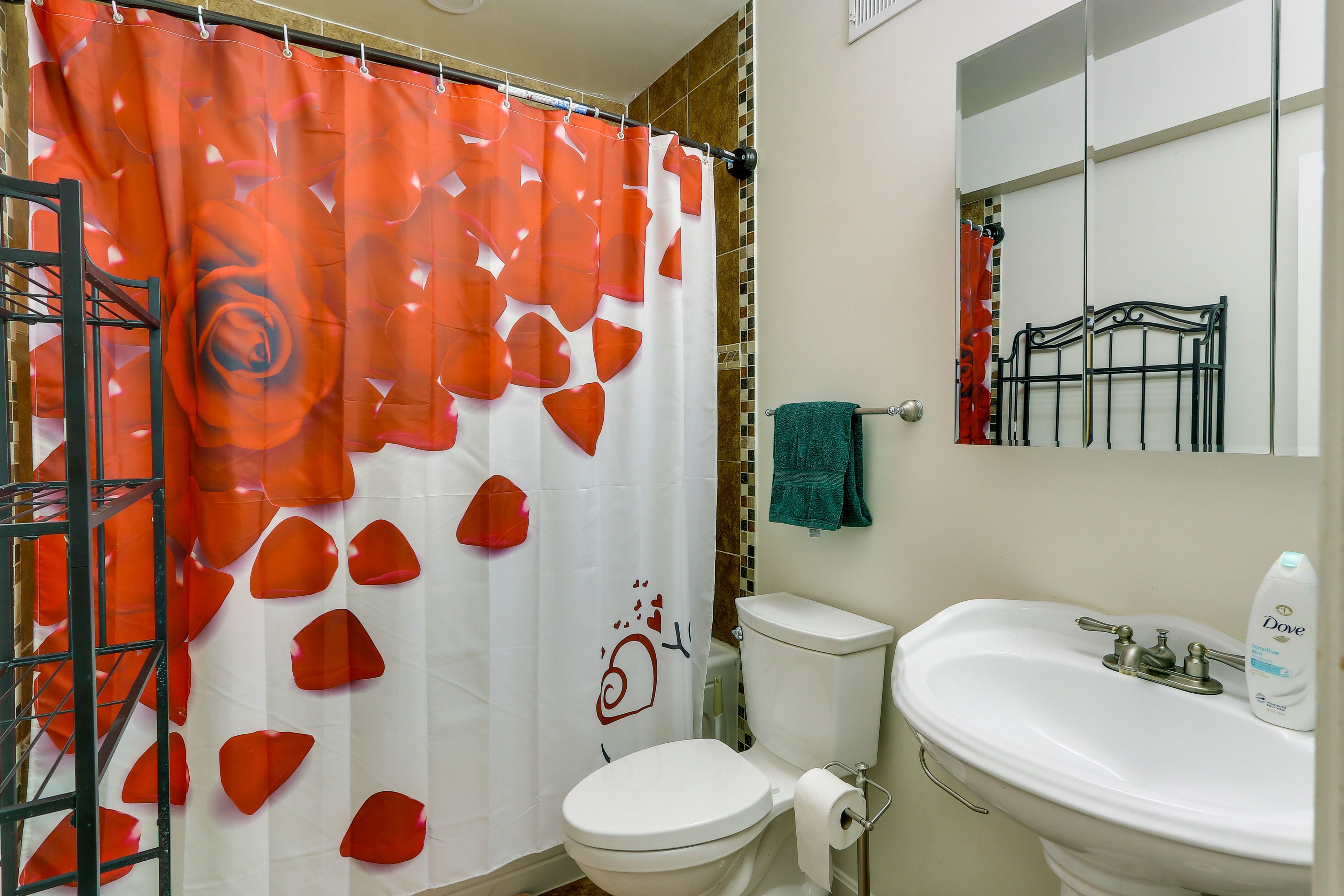 Full Bathroom | Towels Provided | Complimentary Toiletries | Hair Dryer