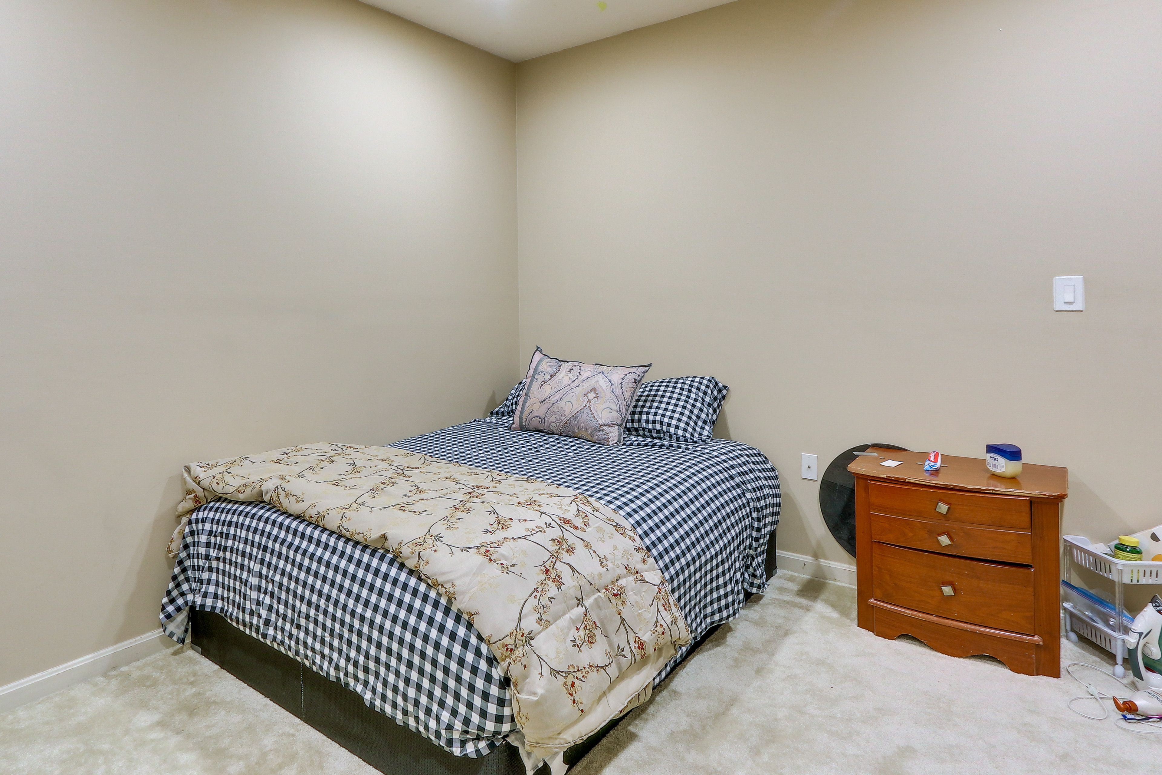 Bedroom | Queen Bed | Linens Provided