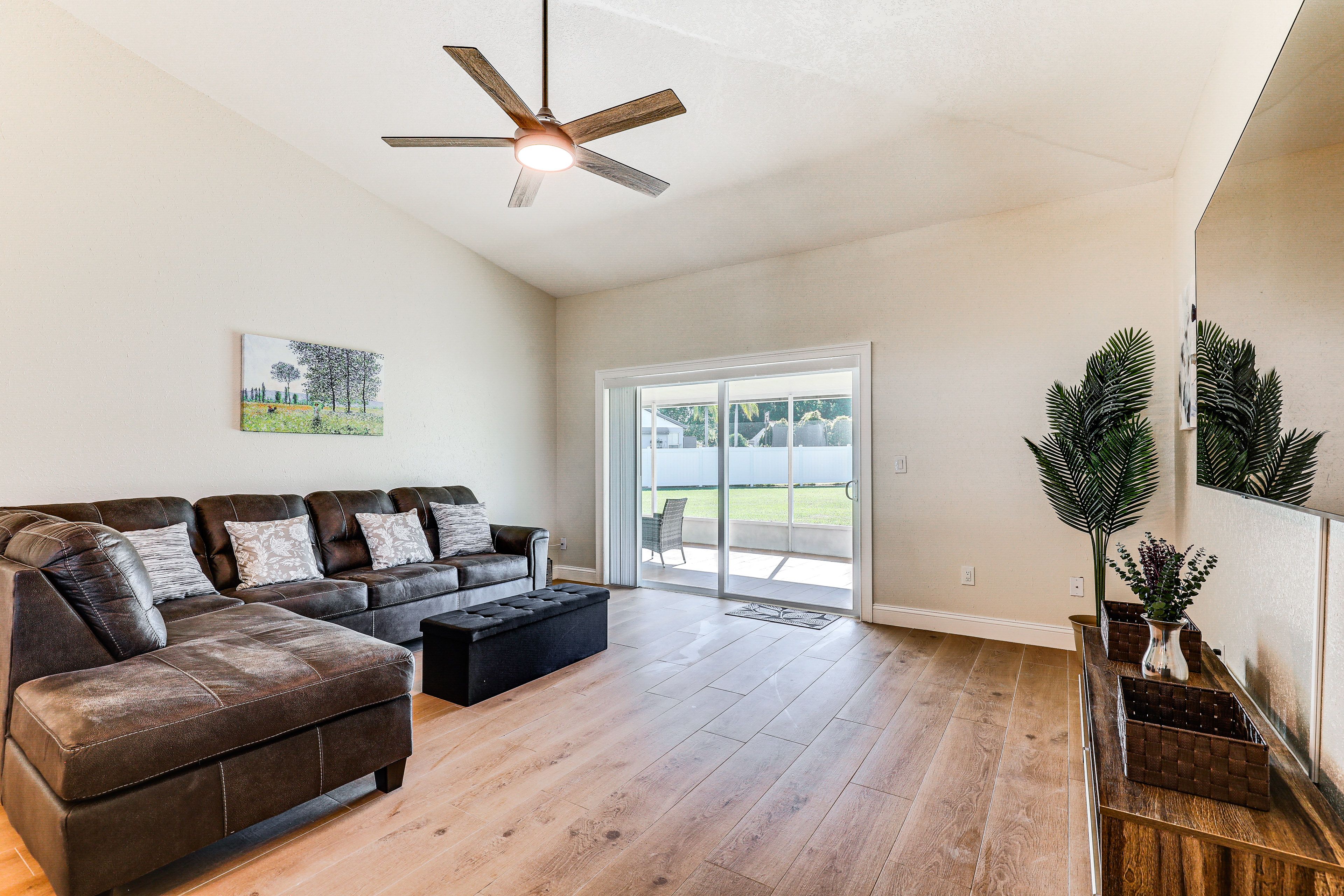Living Room | Screened Patio Access