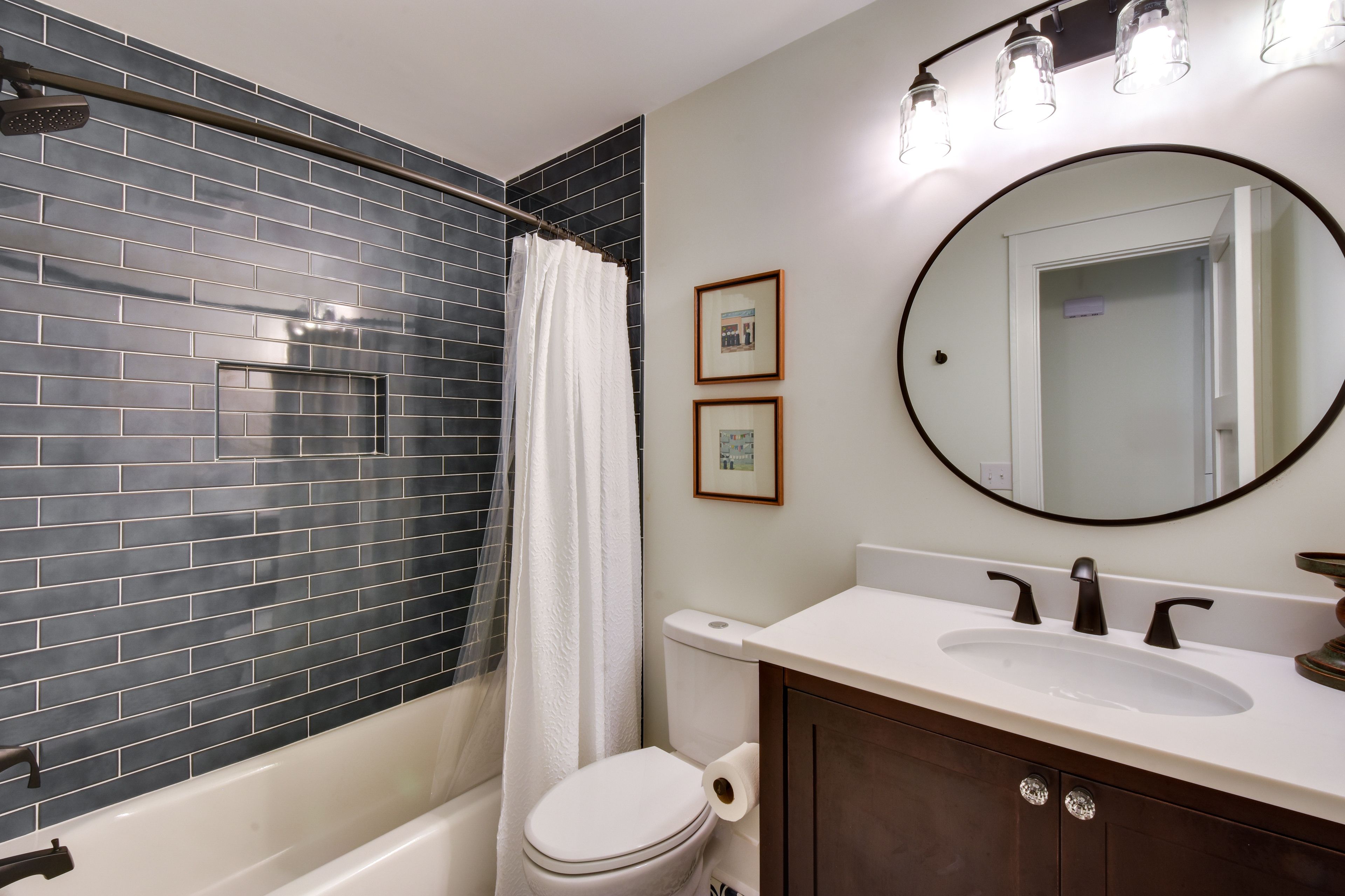 Full Bathroom | Complimentary Toiletries