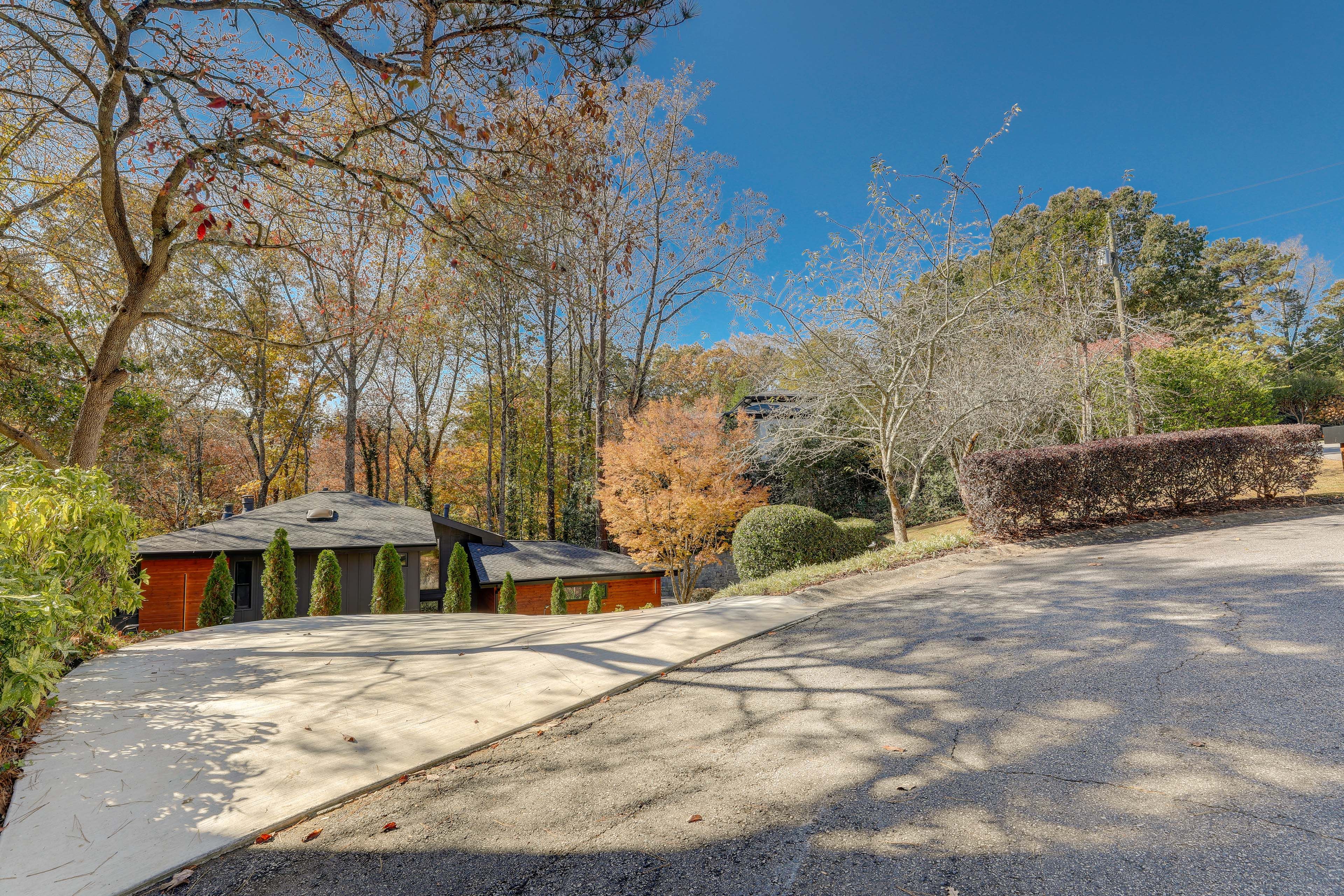 Parking | Driveway (2 Vehicles) | Garage (2 Vehicles)