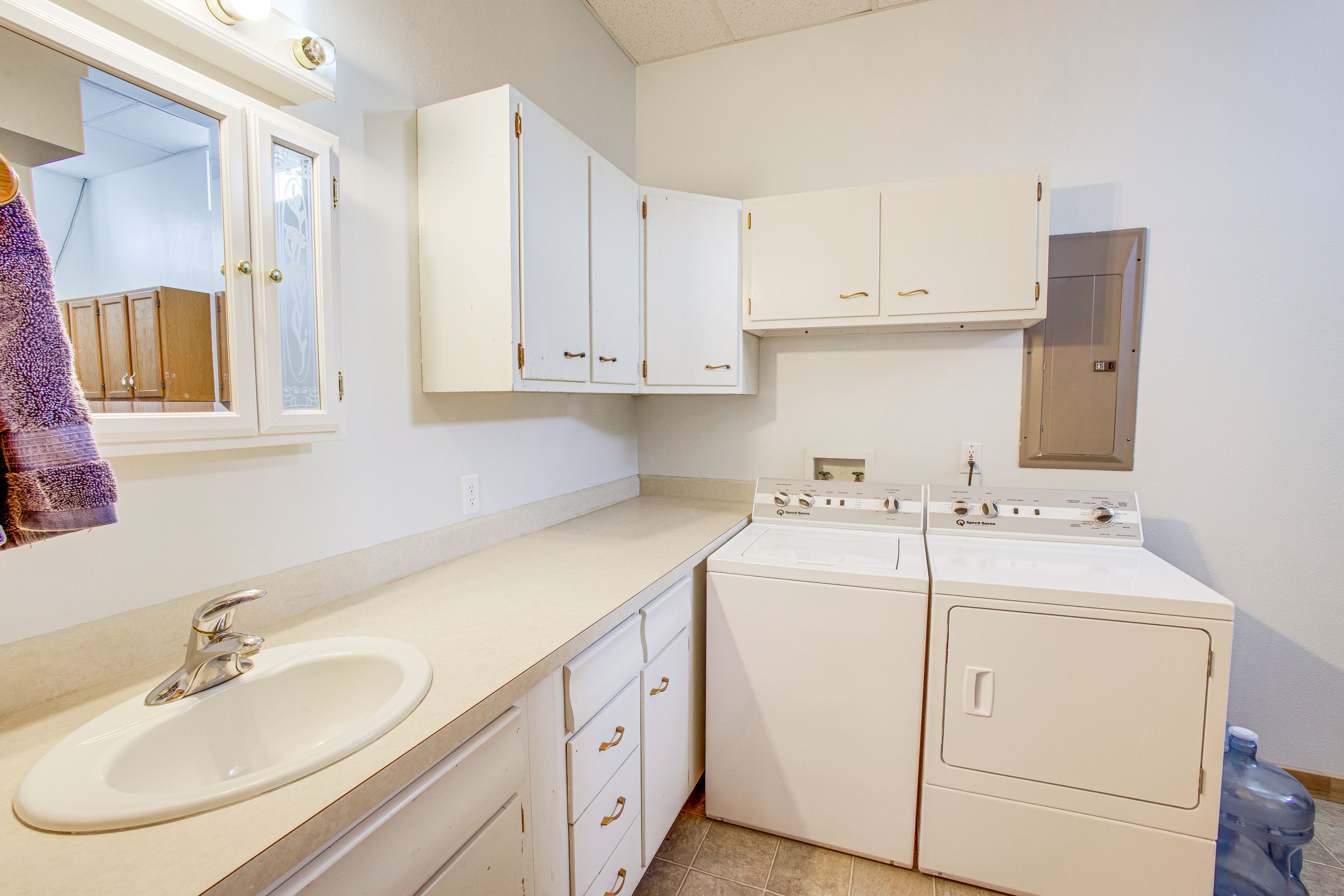Full Bathroom | Towels Provided | Washer & Dryer