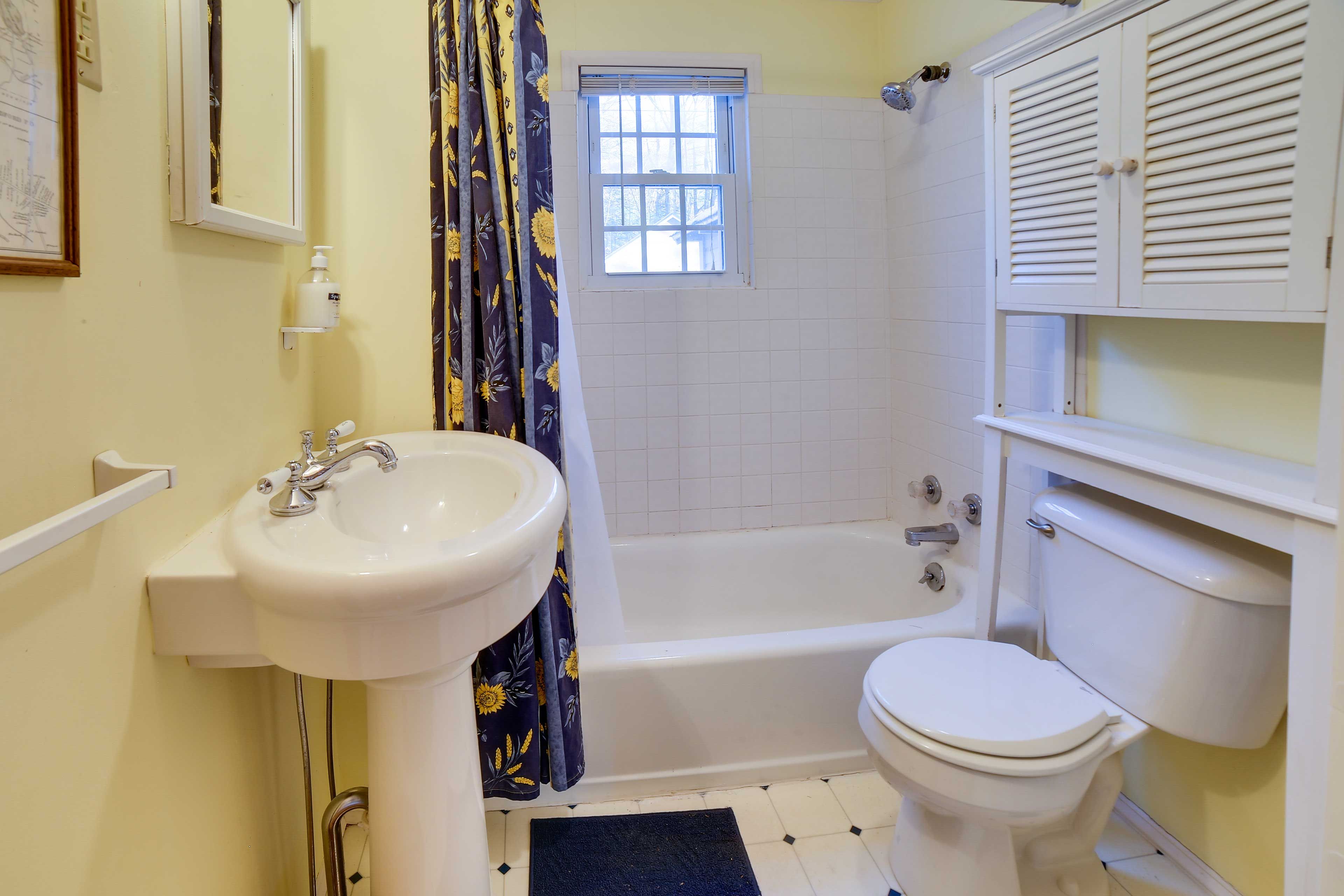 Full Bathroom | Main Level | Towels Provided