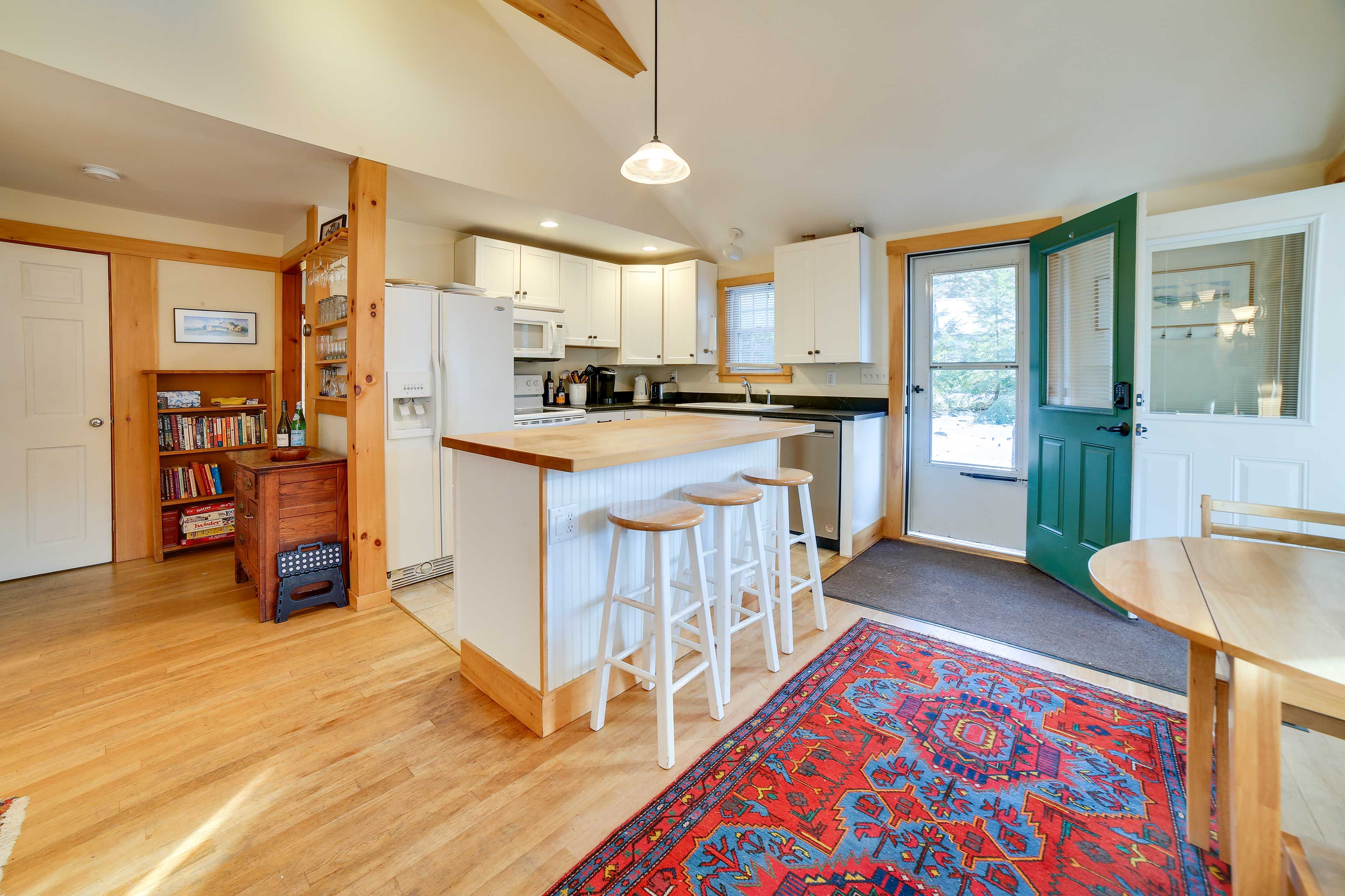 Kitchen | Main Level | Keurig Coffee Maker | Dishwasher | Cooking Basics