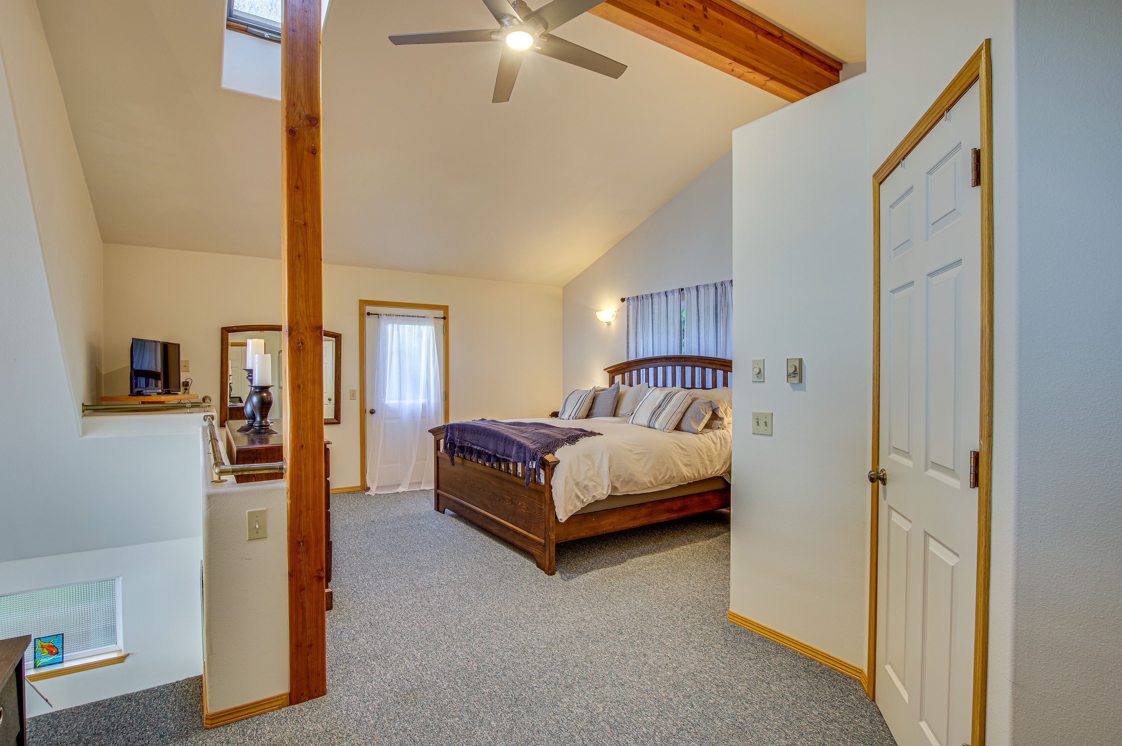 Loft | King Bed | Flat-Screen TV | Workstation w/ Monitor/Printer | 3rd Floor