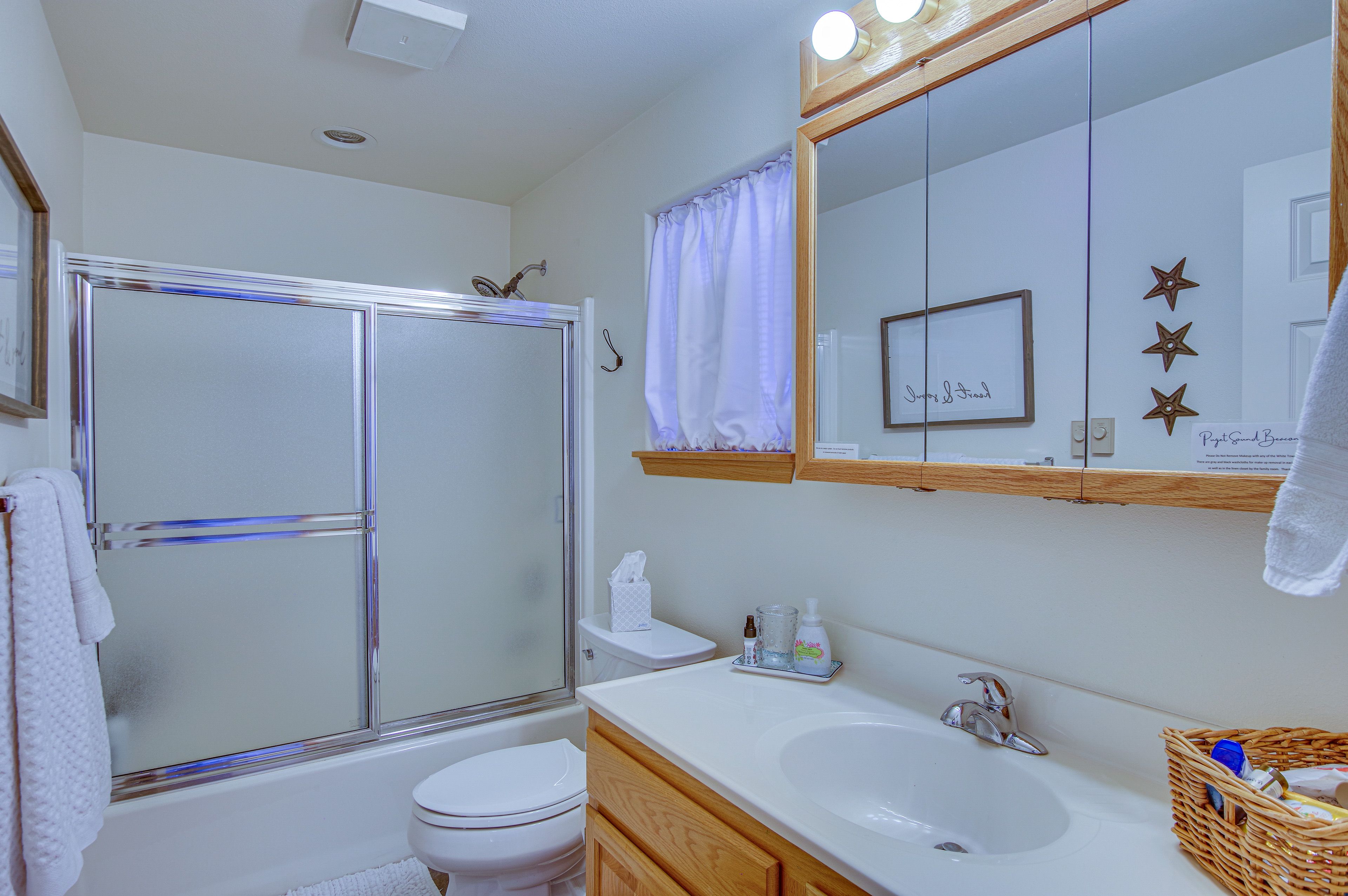 Full Bathroom | Towels Provided | 2nd Floor